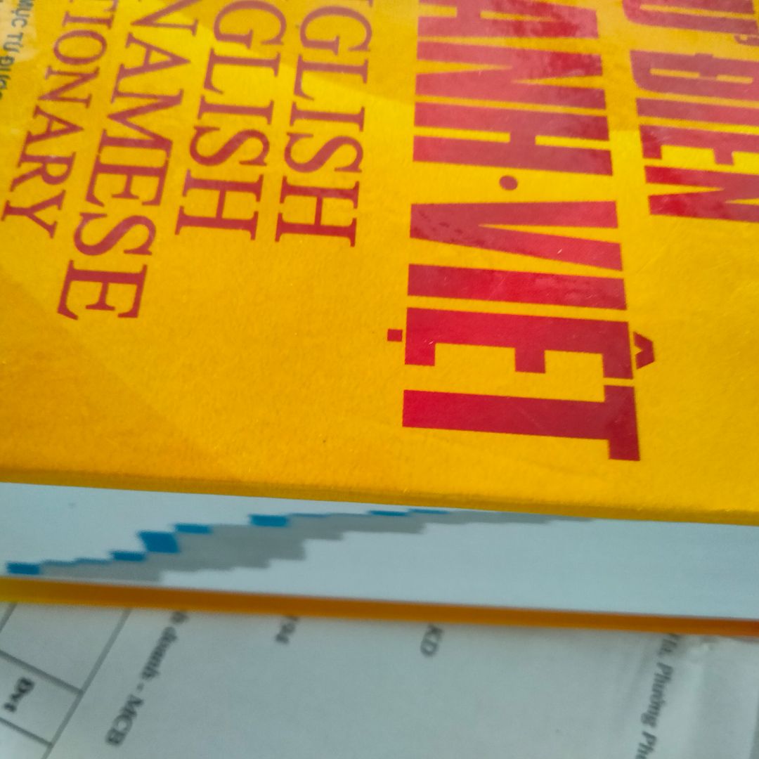 Sách dày lắm luôn í, bìa cứng đẹp nữa. 
Chữ hơi nhỏ tí nhưng rõ ràng dễ đọc, mình khá ưng nha.😊
Với giá này cũng ổn!