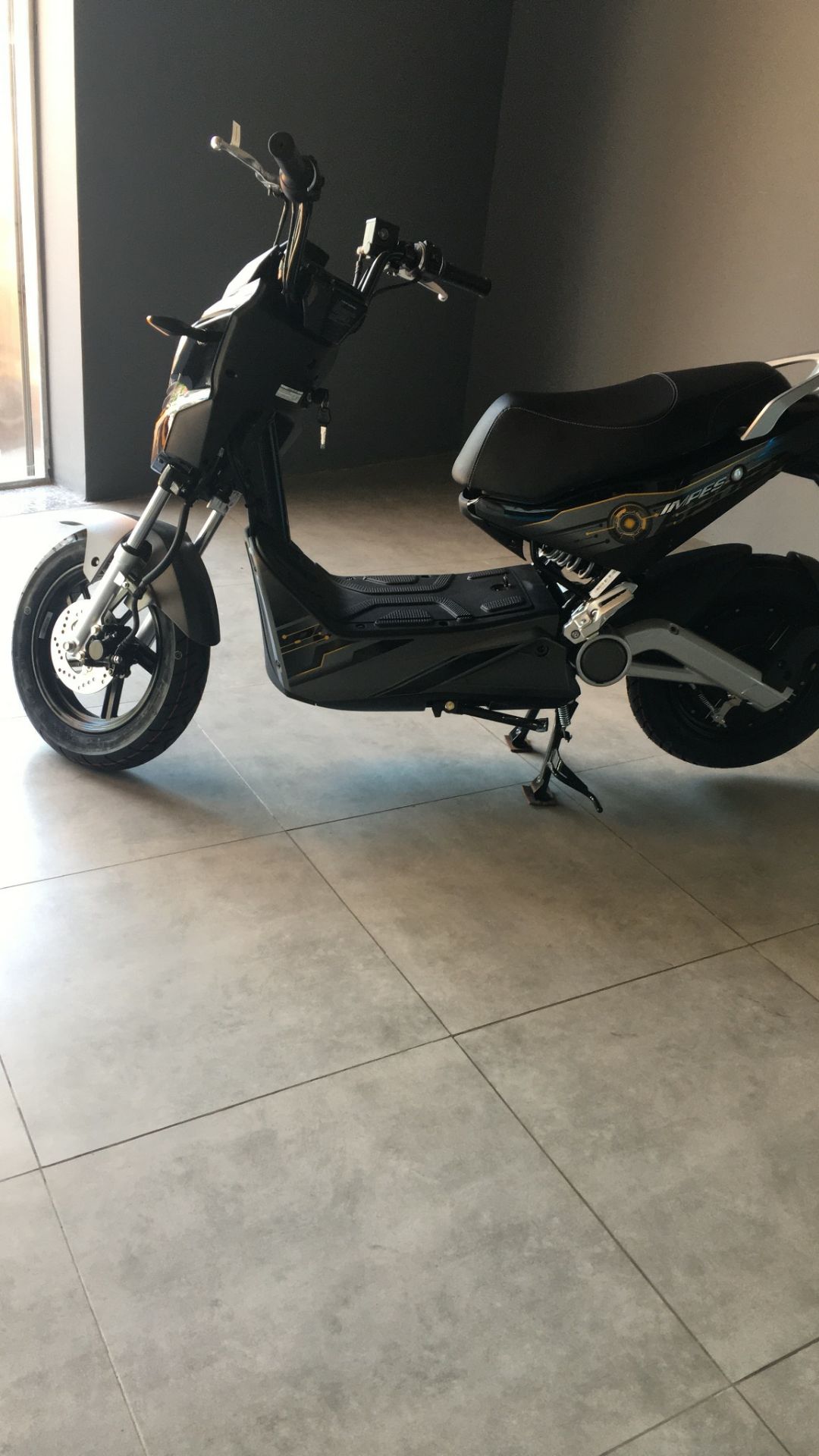 Xe đi đc hơn 200km mình mới nhận xét: Xe chắc chắn, giấy tờ kèm theo rõ ràng đầy đủ, nhân viên sr phục vụ chu đáo tận tình. Mua giai đoạn t6.21 đc khuyến mãi pin, sạc giá trị tới 9,7tr. Đến kỳ bảo dưỡng thăm khám đầu hãng chủ động nhắn tin báo k.h biết. Vinfast đang làm rất chuyên nghiệp. Cần duy trì và củng cố.