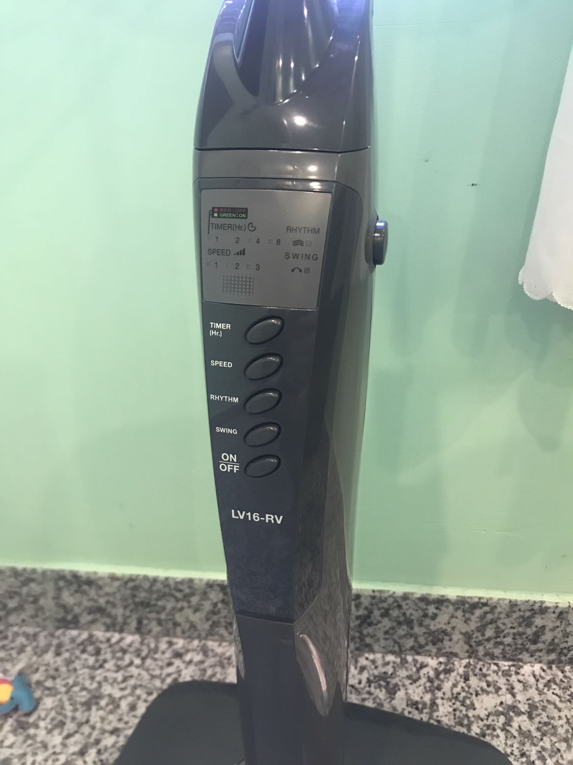 Sản phẩm có thiết kế đẹp và bắt mắt hơn (do năm trước mình cũng có mua loại mới nhất của Mitsubishi rồi), lắp đặt dễ dàng, remote tốt, quạt không ồn, điều chỉnh độ cao dễ dàng hơn đời trước, giá cả phải chăng!