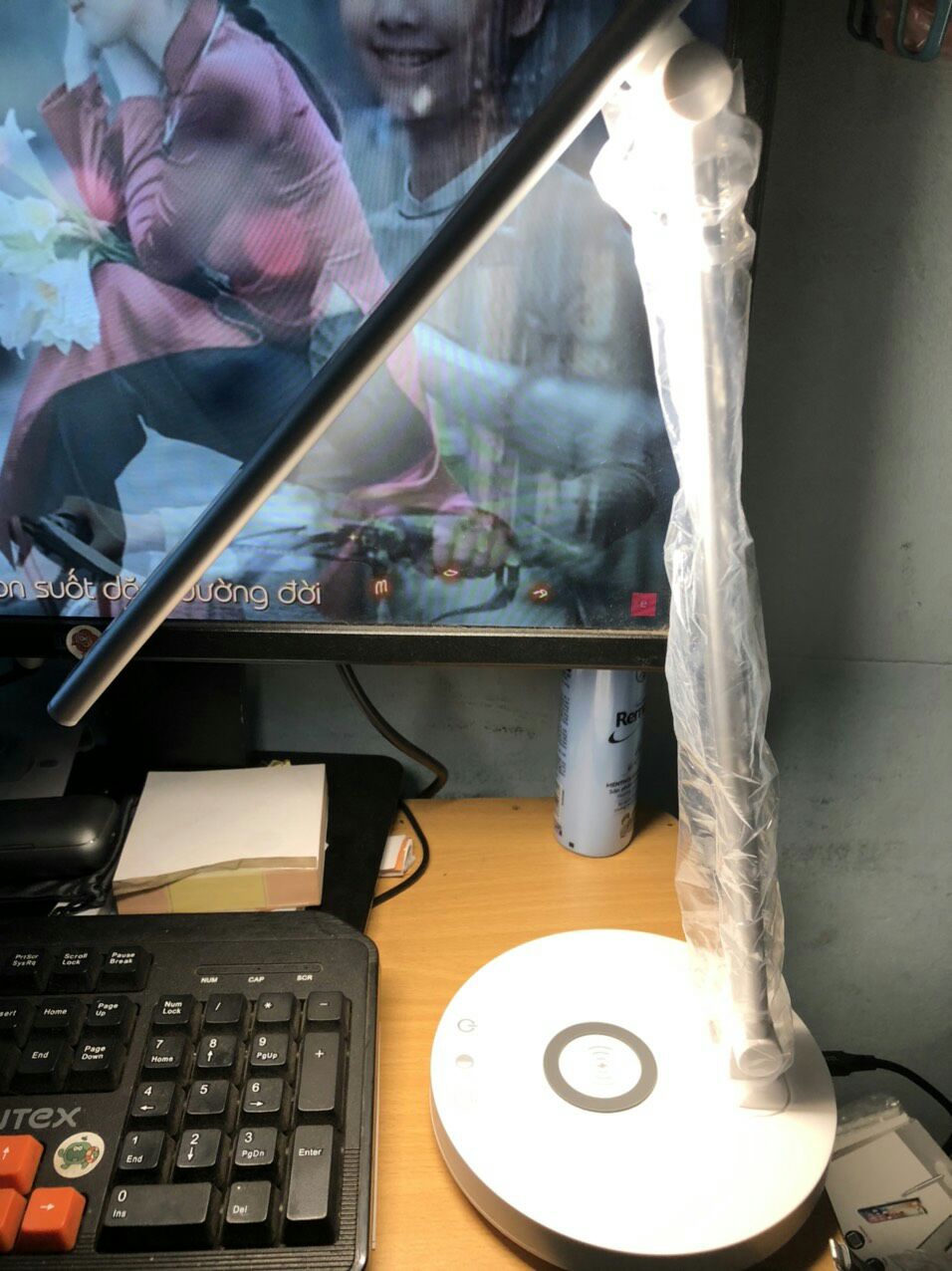 Mới sử dụng dược vài ngày thấy khá ưng
- Hỗ trợ sạc không dây cho điện thoại Qi 
- Thiết kế gập lại vs 2 trục tiện lợi 
- 2 lựa chọn đèn: trắng và vàng 
- chế độ hẹn giờ 
Mình mới trải nghiệm đc các tính năng trên còn chất lượng ntn thì sử dụng thêm mới bik đc 
Chung quy hài lòng về sp