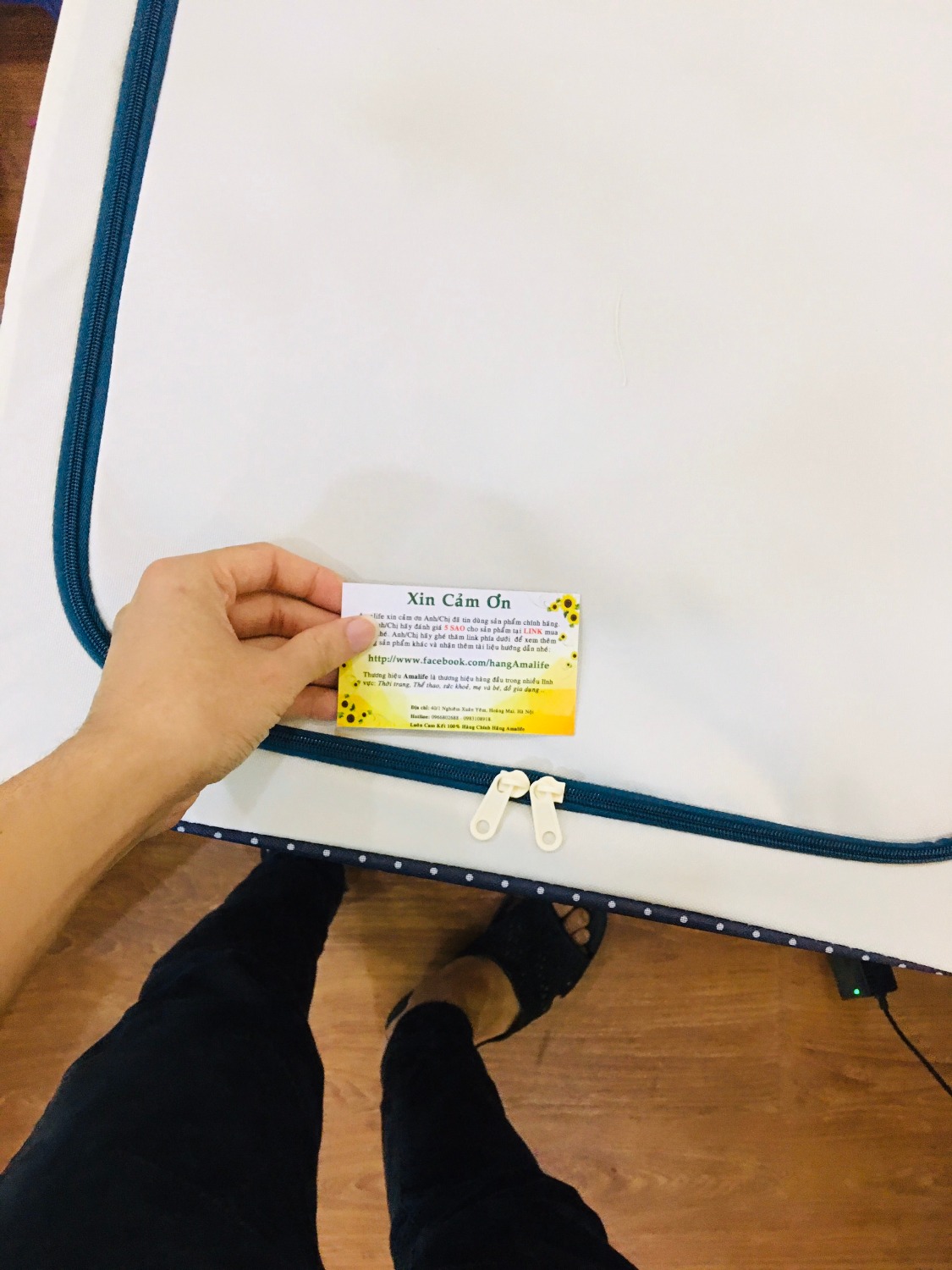 Túi chăn màn khá chắc chắn, vải bền và chống thấm. Tuy nhiên ko bị nhão, vải màu sắc ưa nhìn, 
Khung sắt thì vô cùng cứng cáp, để quần áo và chăn màn mùa đông ok, ko bụi, ko ẩm.
Mình mua như này rất ổn so với giá, đặc biệt lại là hàng chính hãng nên rất chắc chắn