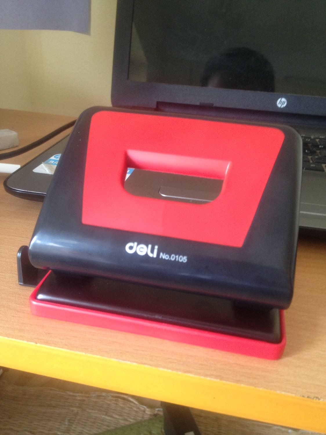 Mình cực thích sản phẩm bấm lỗ này. Bấm rất tiện và lỗ bấm sắc nét. Trên sản phẩm có thước, giúp cố định tờ giấy để giúp lỗ ở chính giữa. Thang E dùng cho chiều rộng tờ giấy và thang S dùng ho chiều dài. Sản phẩm của Deli lúc đầu sẽ loay hoay, nhưng khi dùng được rồi thì rất sướng, vì giá cả phải chăng mà cực kì bền, đẹp, tốt. 
Trước khi dùng phải bỏ chốt ra thì mới bấm được.