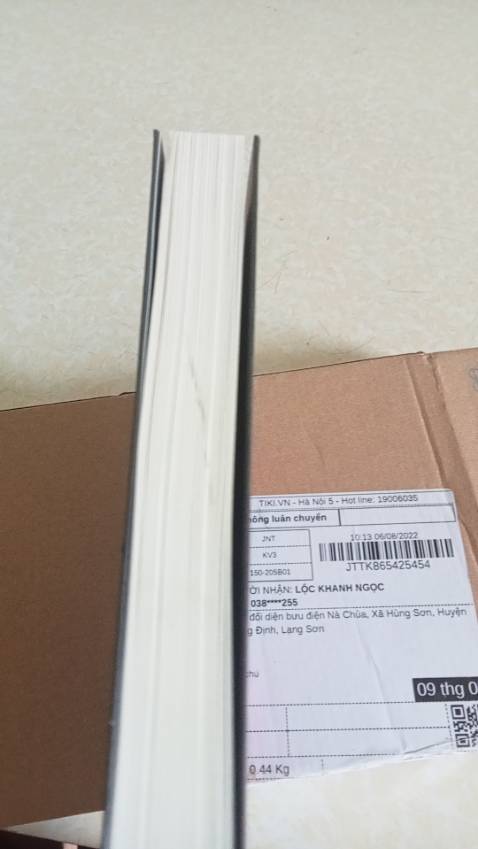 Sách hay nha, nhưng mà cần đóng gói kĩ hơn, ngoài hộp ngoài k còn lớp bọc nào, và có 1 vài vết đen ở hình 3. Tuy nhiên giao hàng rất nhanh nha 2 ngày đã có. Mong shop đóng gói hàng cẩn thận hơn nữa nha