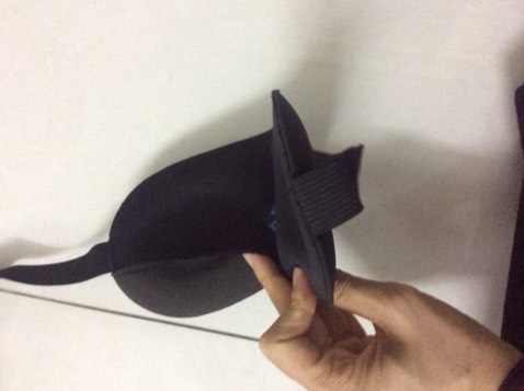 vừa tầm giá, giá rẻ nên sản phẩm cũng rất đơn giản, mua về chịu khó khâu cái đường viền lại nếu không sẽ bị vải ra vải mút ra mút ạ. nhưng có nó giúp mình ngủ tốt hơn trong nghịch cảnh là ở chung với người ngủ trễ hơn mình. hihi