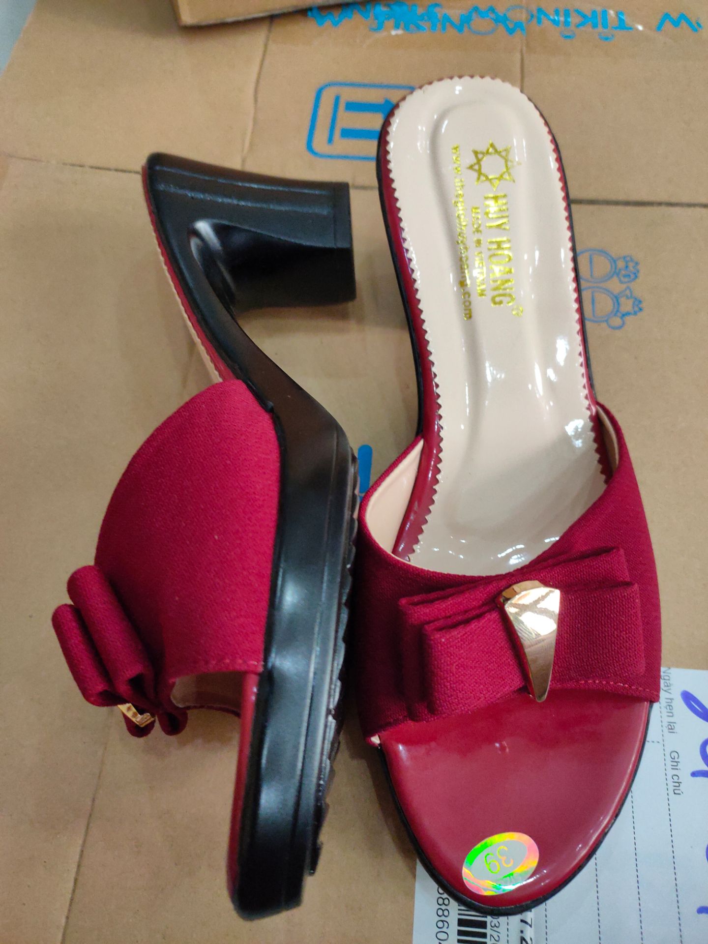 Dép đẹp nhẹ, chỉ may đều rất nhẹ nhàng.... nhìn rất đẹp mang cũng êm chân nữa