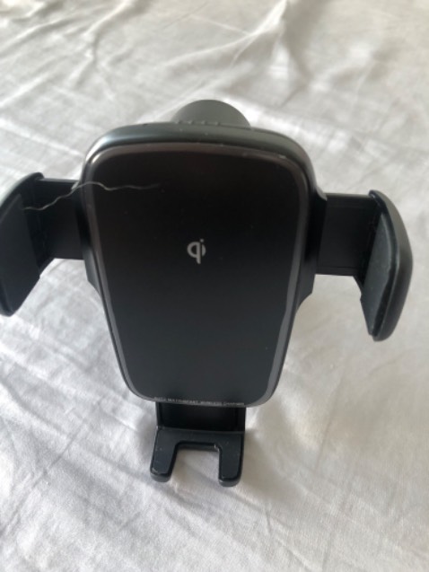 Mắc sắc ra tiếng, giá đỡ đẹp và sang trọng để trên xe công nghệ hẵn ra hihi, có tính năng sạc không dây, sp như mô tả