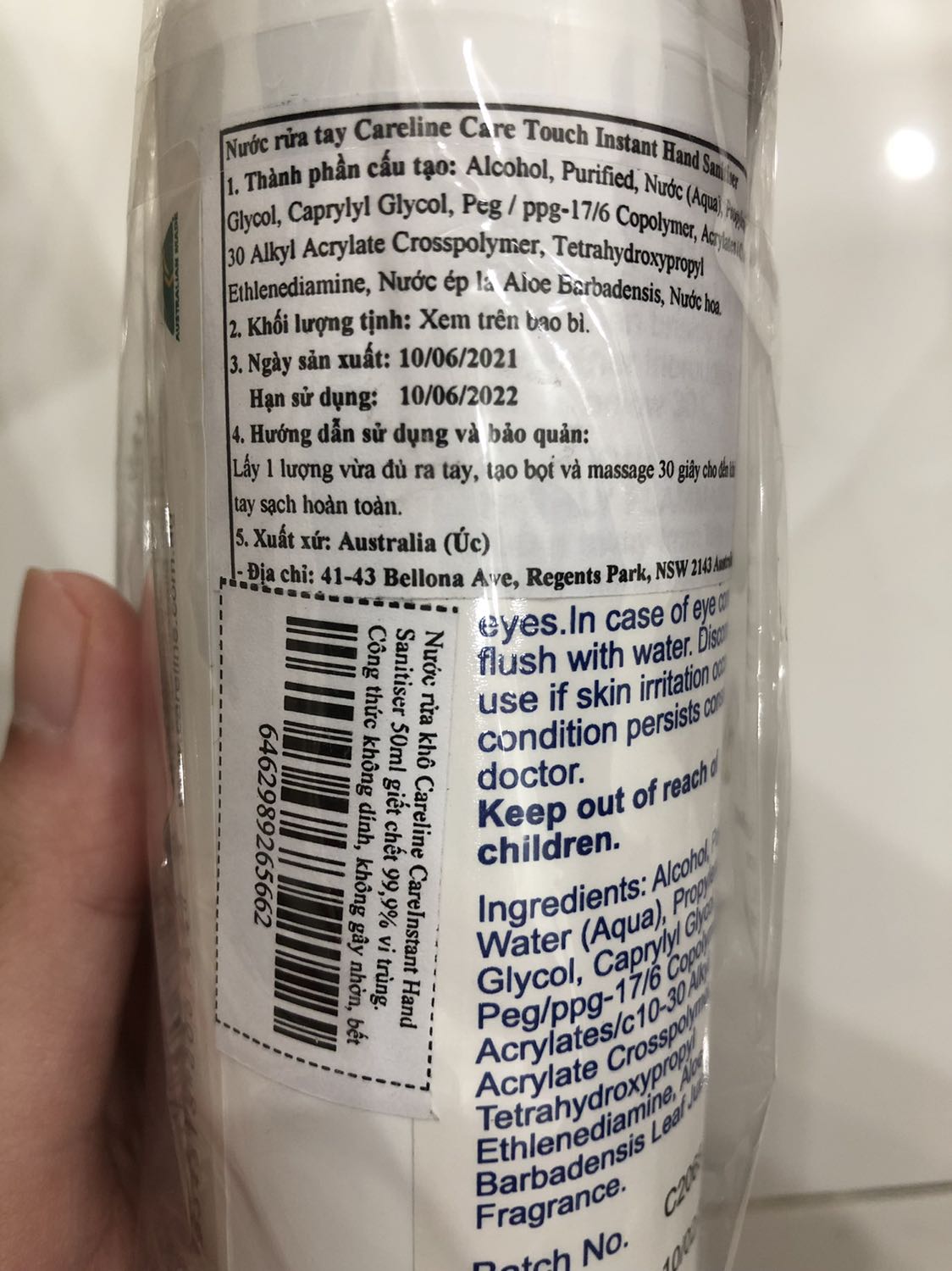 - Giao hàng: Siêu nhanh nhé. Mình đặt tối 12/12, tới sáng sớm 14/12 đã có shipper Tiki gọi giao hàng rồi.

- Đóng gói: Tốt. Mình có đặt riêng lẻ 3 hộp, có 2 hộp được chèn giấy chống sốc và 1 hộp không. Tất cả đều được giao nguyên vẹn từ hộp sữa bên trong tới hộp giấy bên ngoài.

- Giá: Ưu đãi tốt. Mình đặt vào 12/12 sale lớn, được shop lẫn Tiki hỗ trợ với giá cực yêu 554k/hộp sữa. Và được tặng kèm chai cồn rửa tay sát khuẩn nhập khẩu Úc.

- Chất lượng: Chính hãng. Mình chưa uống bao giờ nhưng mẹ mình kiểm tra vỏ ngoài dựa theo thói quen mua hàng thường xuyên, có uống thử và thấy mùi vị chuẩn sữa Ensure thơm ngon. 

- Điểm trừ: HSD hơi gần. Mình có nhắn tin hỏi shop về HSD khi đã đặt đơn và được shop báo là T2/2023. Nhưng tới khi mở ra thì date là T11/2022. Mình hơi ba chấm một chút thôi chứ không thấy vấn đề này ảnh hưởng gì quá lớn, vì vài ba hộp sữa ba mẹ mình uống 1,2 tháng là hết. Mình viết đánh giá để shop chú ý check lại với nhân viên đóng hàng trước khi báo khách.

=> Tổng quan lại: Giá rất ưu đãi, hàng chính hãng, đóng gói tốt, giao siêu nhanh, còn được tặng kèm quà nữa, nhân viên trả lời tin nhắn nhanh. Mẹ mình dặn mình nào uống hết thì sẽ tiếp tục đặt bên shop nữa á.