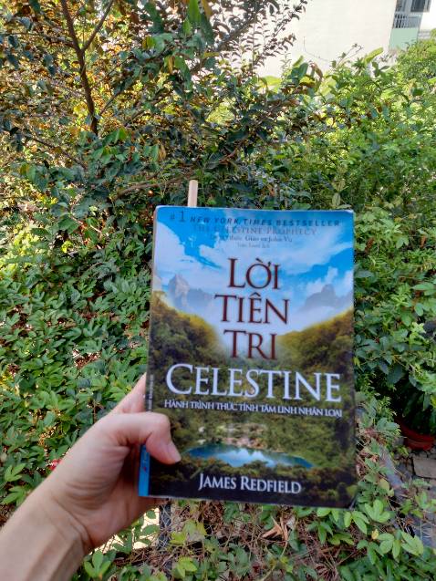 Quyển sách này thực sự cần được đọc đi đọc lại nhiều lần để thẩm thấu những tầng ý nghĩa sâu xa. Đặc biệt mình ấn tượng về phần tóm lược ở gần cuối sách. Sau khi bạn trải qua một hành trình đầy căng thẳng, một chuyến phiêu lưu đầy mạo hiểm có khi phải cược cả mạng sống cùng nhân vật chính, có nhiều thông tin hay, sâu sắc nằm rải rác trong từng lời nói của nhân vật và lời kể của tác giả nhưng đến cuối sách được tổng kết lại, chia thành từng phần rõ ràng giúp bạn thực hành trong cuộc sống hằng ngày. Mong bạn có một trải nghiệm tuyệt vời với quyển sách đáng giá này nhé 🧡.