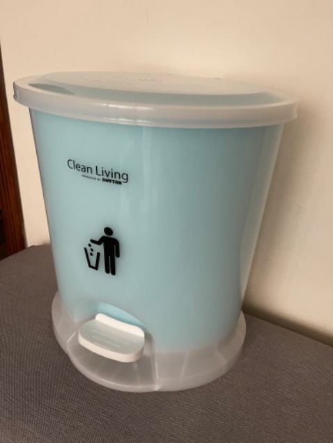 Thùng rác đẹp màu xanh trong suốt nhìn mát mẻ mùa hè ghê