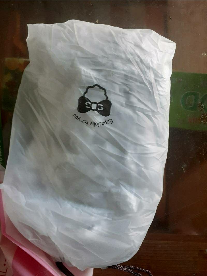 bọc có dây thun nên bọc vào đĩa hay tô bát gì cũng đc, rất tiện, từ giờ k lo để đồ ăn trong tủ mà thiếu nắp, shop tư vấn rất thân thiện, nhiệt tình, đonga gói sp đẹp. nên mua ạ