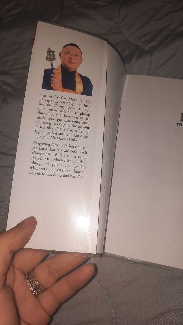 Sách giao hơi lâu nhưng điểm cộng là sách có bao ngoài để bảo vệ sách.
Về nội dung mình đã đọc sơ nên khá thất vọng. Sách viết chủ yếu chia làm 5 hành , nên mình chỉ xem chính hành thổ mà khi vào đầu sách đã có giải thích nghĩa từ nên mỗi lần đọc phải dò nghĩa. còn khi xem phần nội dung ví dụ xem theo tháng hành thổ thì nội dung không giải thích rộng mà đôi khi một số câu còn lập lại đi lập lại (đọc như kiểu muốn có thổ phải có hỏa) . Câu từ dịch kiểu google dịch nên đọc lời văn hơi lủng củn dễ gây hoa mắt giữa các cụm từ khó....