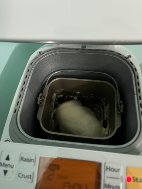 Nhận hàng thấy đóng gói rất tốt. Vừa thử dùng máy, theo y hệt công thức bánh mì nhanh nhưng có vẻ bánh chín không đều, bánh cũng không được đẹp mắt. Sẽ thử thêm các công thức khác, cập nhật sau.