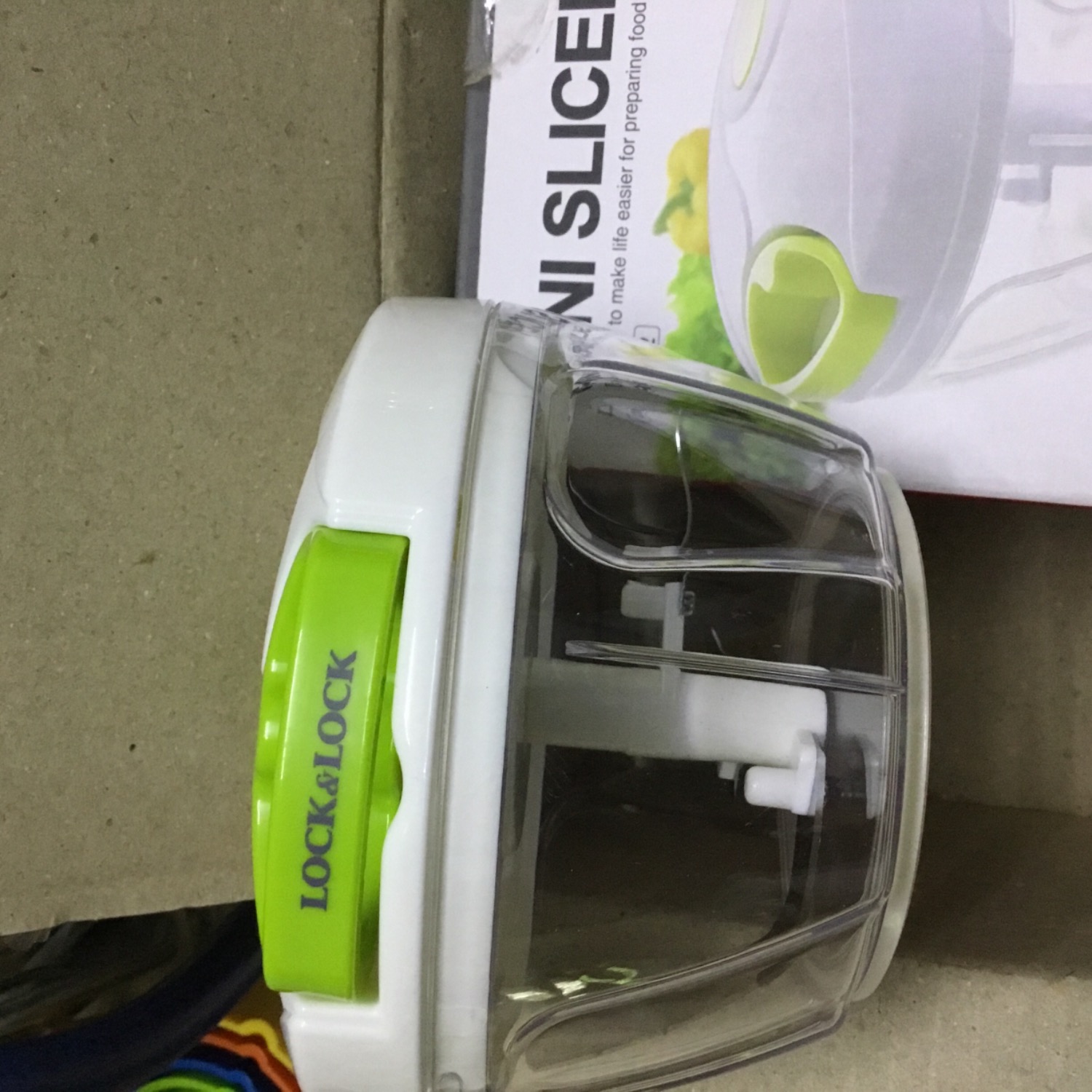 Dụng cụ xay rất tiện, nhỏ gọn, phù hợp cắt nhỏ hành, tỏi, ớt khi nẫu ăn, giúp không bị văng dính. Mình thích nhất cắt nhỏ hành tây, hành củ, k bị cay mắt nữa. Mình đã thử cắt nhỏ hành tây, nấm hương làm bánh bao, rất nhanh và tiện.