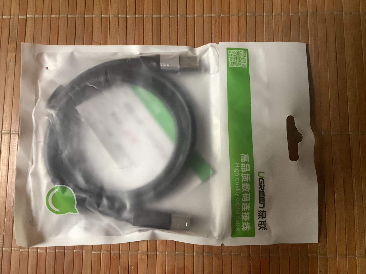 Giao hàng rất lâu. Mình đã nhắc là đừng giao cho bên J&T Express, bọn này làm ăn bẩn bựa không uy tín. Mình phải gọi giục thằng nhân viên nhiều lần nó mới chịu ship hàng cho mình. Rất là mất thời gian và bực mình.