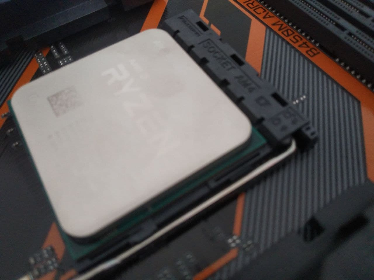 Giao hàng tới nơi vỏ carton ngoài bị xé không còn nguyên vẹn, vỏ trong có dấu hiệu đã bị tháo gỡ phần đáy hộp. Unbox ra thì thấy CPU có vẻ đã qua sử dụng, có vết nám và vết keo tản nhiệt trên mặt CPU.
