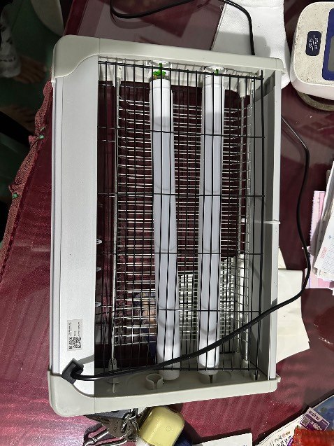 Đèn lúc khui ra bị móp, chỉ cháy được 1 bóng
Và quan trọng là không bắt được con côn trùng nào cả