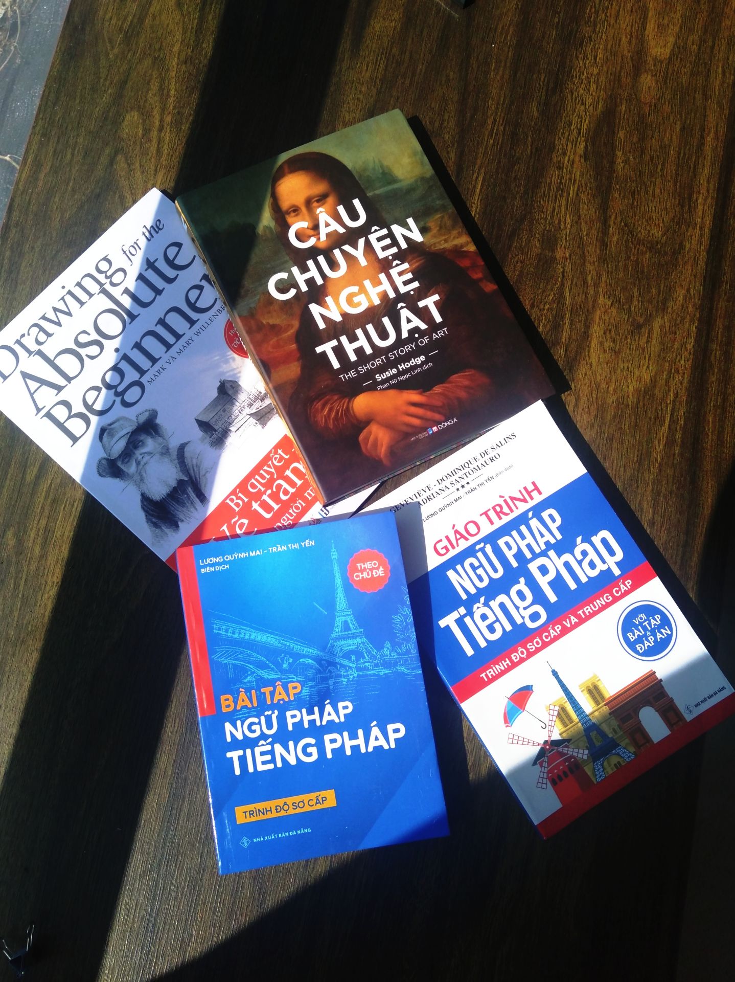 Giao hàng nhanh, chất giấy đẹp nhưng đóng gói hàng thì không được cẩn thận lắm. Quyển giáo trình của mình bị lẹm mất 1 góc ở gáy (khá chắc không phải do vận chuyển), hơi buồn nhà sách 1 chút nhưng thôi mình vẫn cho 5 sao. Vì sách hay lắm 👌