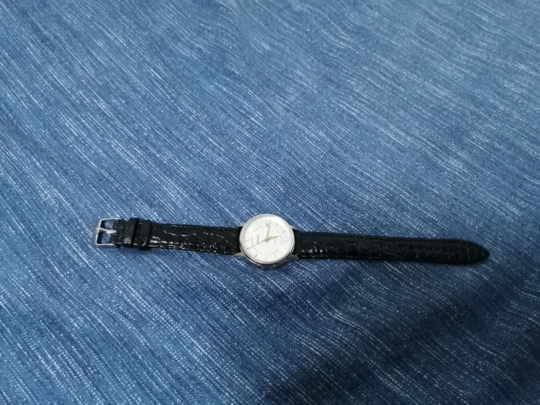 Tạm được. Da mềm. Mình đã biết từ đầu là k có kèm chốt và móc. Nhưng thiết kế của dây có lỗ gắn chốt quá bé, khiến việc gắn chốt và móc vào khó khăn.