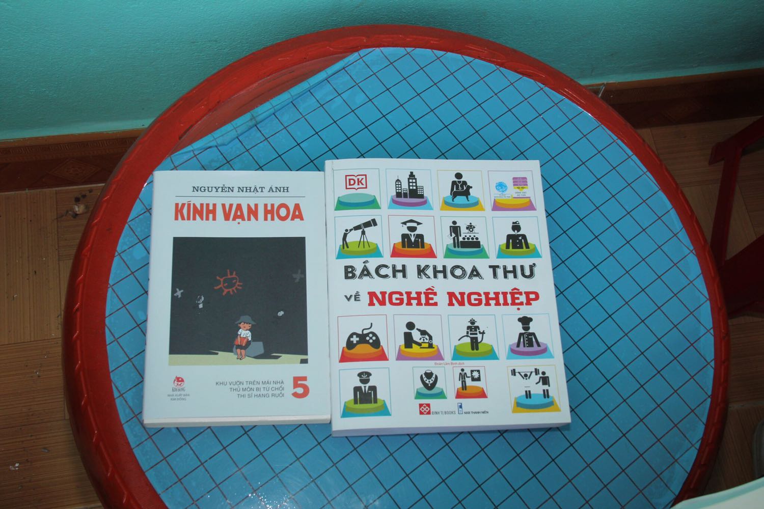 Một quyển sách giới thiệu về các nghề. Hi vọng sẽ có ích cho các em trên con đường tìm hiểu nghề để có những lựa chọn phù hợp cho bản thân.