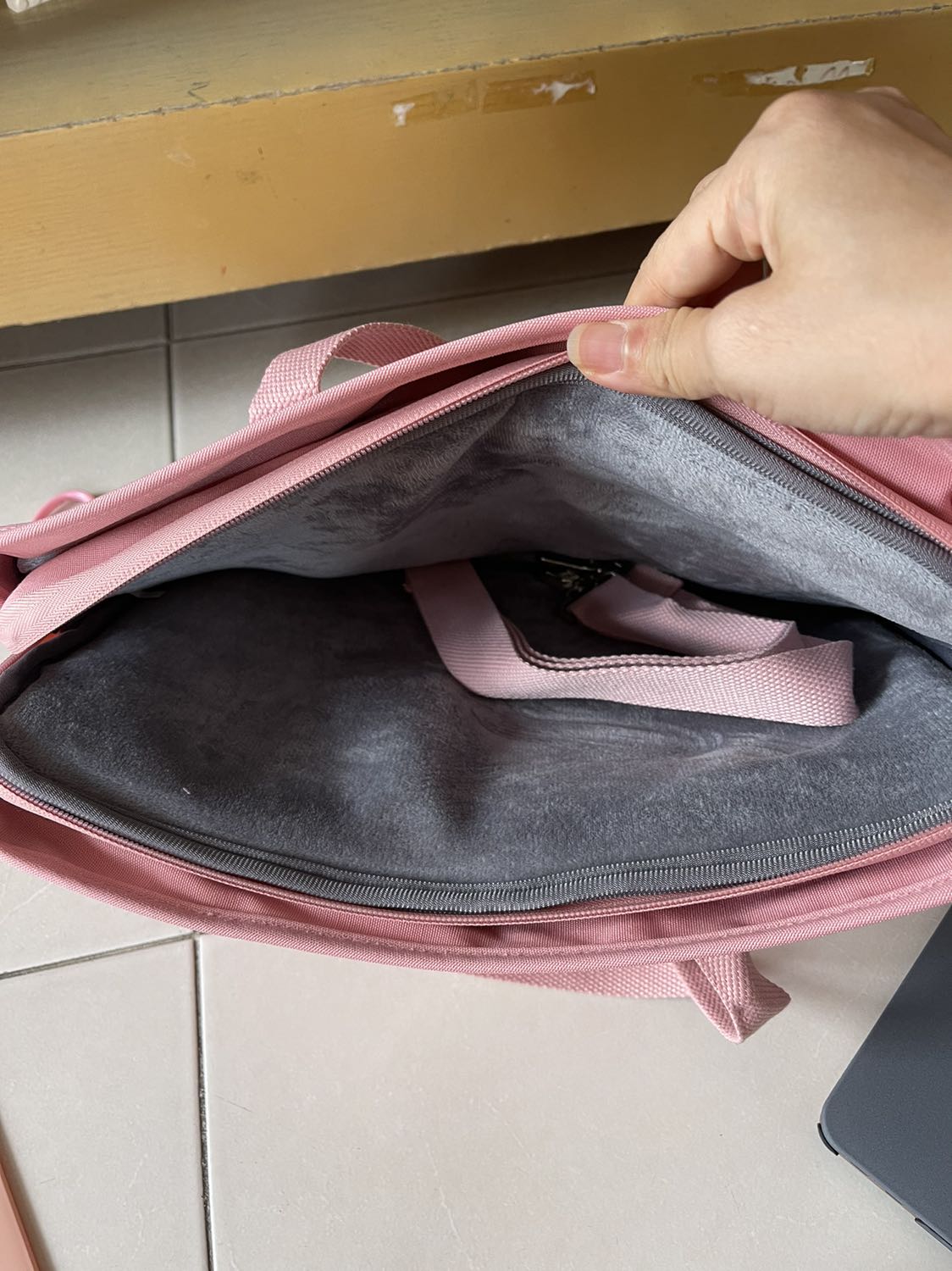 Túi cực xinh và rất giống mô tả sản phẩm. Miếng lót bên trong dày dặn. Lúc đầu mua cũng hồi hộp nhưng khi nhận hàng thì rất hài lòng. Sẽ mua ủng hộ shop thêm 1 túi nữa