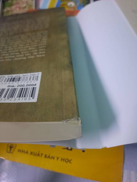 Khui hàng thấy sách bị xước nặng 1 góc