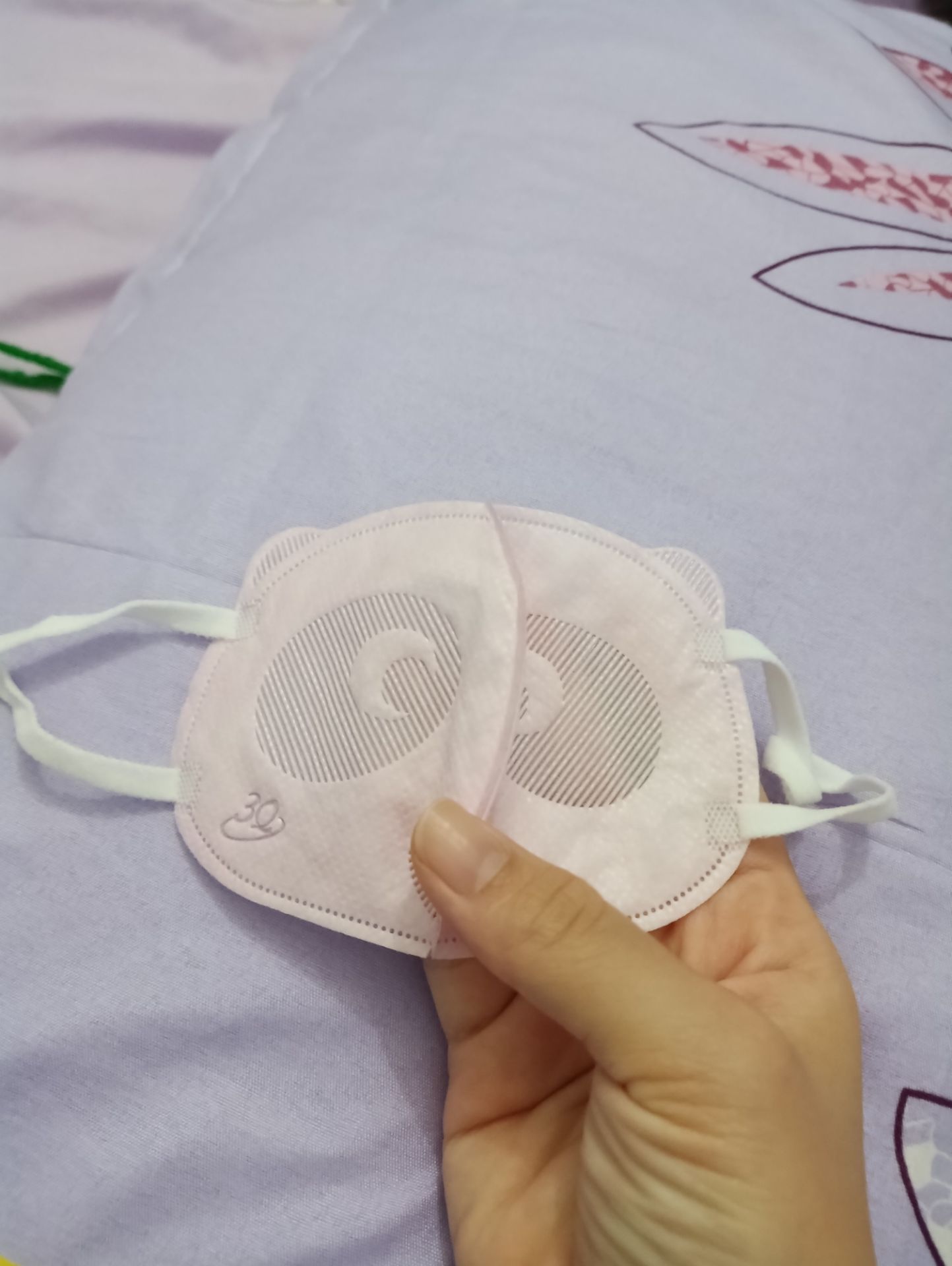 kích thước phù hợp với bé 5 tháng nhà mình. có điều phần tai gấu che một phần mắt của bé nhưng khi đem mình thường đảo chiều khẩu trang lại để bé đeo thoải mái hơn. phần đóng gói khẩu trang cẩn thận nên mình hài lòng về sản phẩm