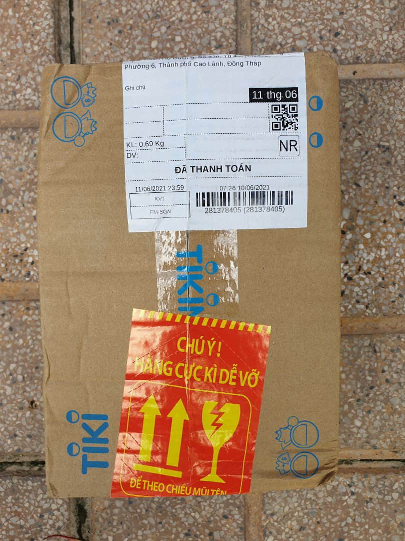 Sữa rửa mặt tốt, mua 3 chai lớn được tặng thêm 3 chai nhỏ cũng êm. Hàng giao nhanh tuy nhiên tôi không đồng ý cách giao hàng của đơn vị vận chuyển BEST, đề nghị tiki có làm việc lại với đơn vị vận chuyển có hướng xử lý không để tái diễn. Hàng tôi mua đã thanh toán truoc. Hàng giao tới nhà lúc tôi chưa về nhà thì nhân viên giao hàng quăng đại hàng qua hàng rào vào sân nhà, không thông báo hay gọi cho tôi biết. Trưa tôi về thấy gói hàng nằm ngoài sân. Trên gói hàng có dán nhãn HÀNG CỰC KỲ DỄ VỠ, vậy mà nhân viên vẫn quăng vô. Cách giao hàng không tôn trọng khách hàng như thế. Rất may sản phẩm không dễ vỡ vì là chai sữa rửa mặt, nếu là ly, chén thủy tinh, sứ, hay hàng điện tử thì sao.