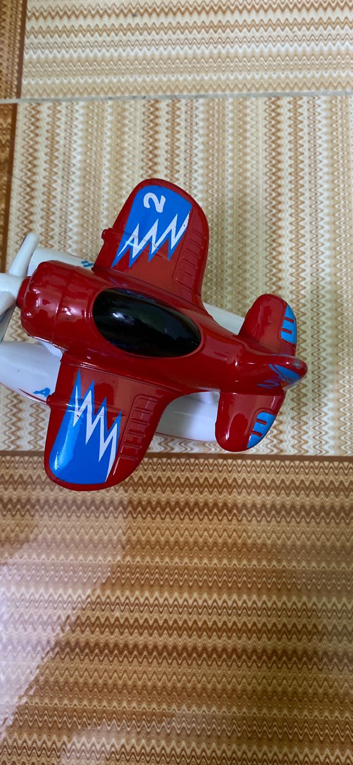 Máy bay rất đẹp và chắc chắn.bé thích mê luôn