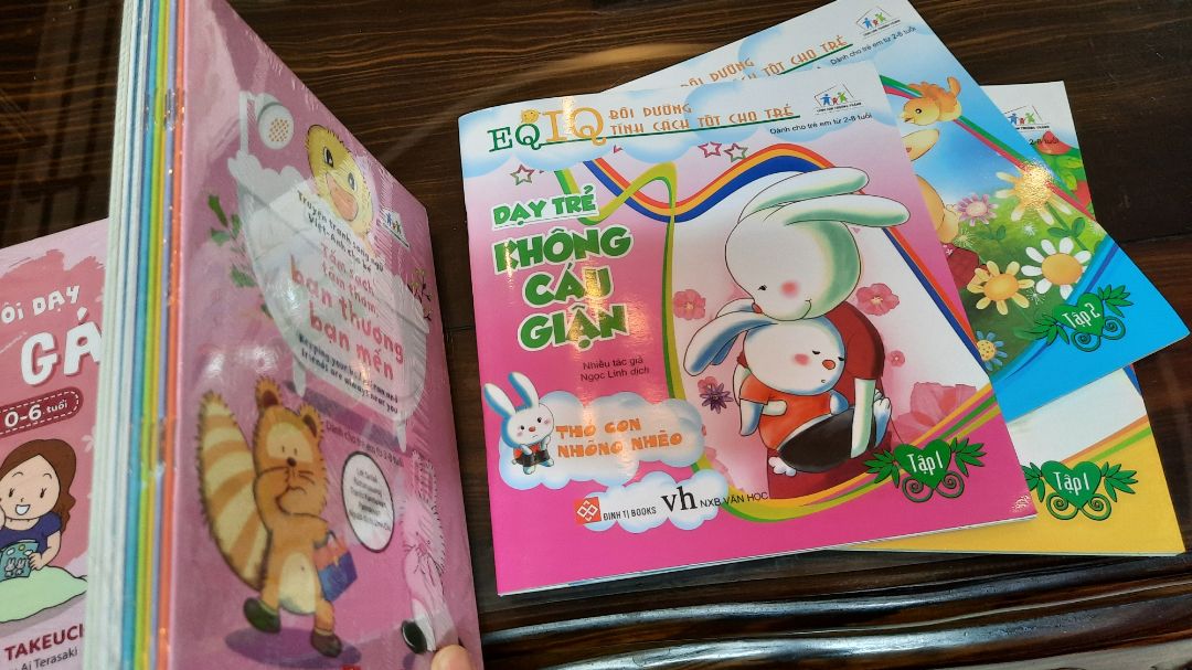 fahasa đóng gói cực kì đẹp, rất kỹ, giá ưu đãi tốt và có thêm lót chống sốc cực tốt. sản phẩm nhận được rất đẹp, k móp méo, sách k bị cong, gãy mép, bên cạnh đó từng quyền sách còn được bọc nilon chống bẩn. sách in đẹp, hình vẽ đẹp, k lỗi và nội dung dễ hiểu, ngắn gọn. Mình sẽ tiếp tục ủng hộ fahasa!