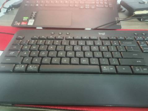 Bàn phím ngõ tiếng kêu rất nhỏ, cảm giác nhẹ. T mua kèm theo chuột 650 của logi dùng chung dc 1 đầu usb bolt của logi, rất tiện. Bàn phím dùng bằng pin con thỏ nên k có đèn. Có thêm các nút tăng chỉnh âm lượng, next các thứ cũng rats tiện