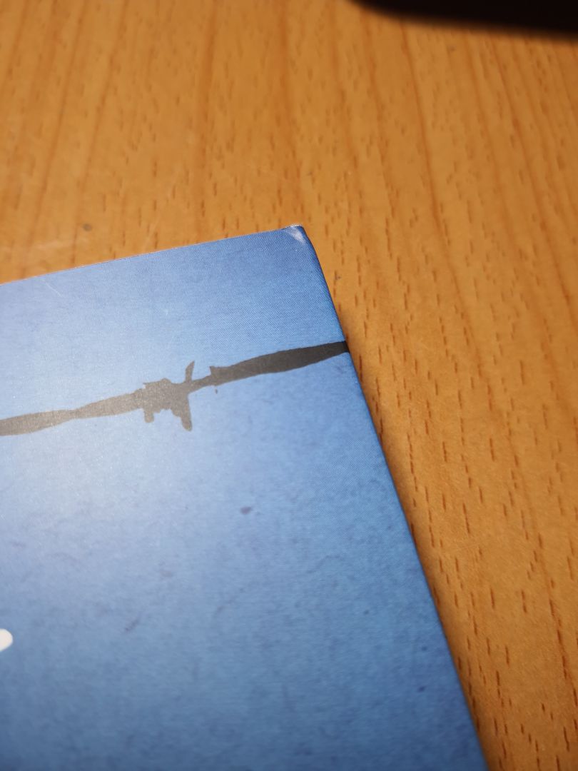 Dịch mà thời gian giao hàng vậy cũng khá là nhanh, đóng gói không kĩ lắm, làm cong sách. Chưa đọc nên chưa đánh giá nội dung được.
P/s: Mình đã đọc cái kết quyển sách vào sáng hôm nay, và mình khuyên mọi người không nên làm vậy - đọc cái kết quyển này vào thời gian bắt đầu 1 ngày.