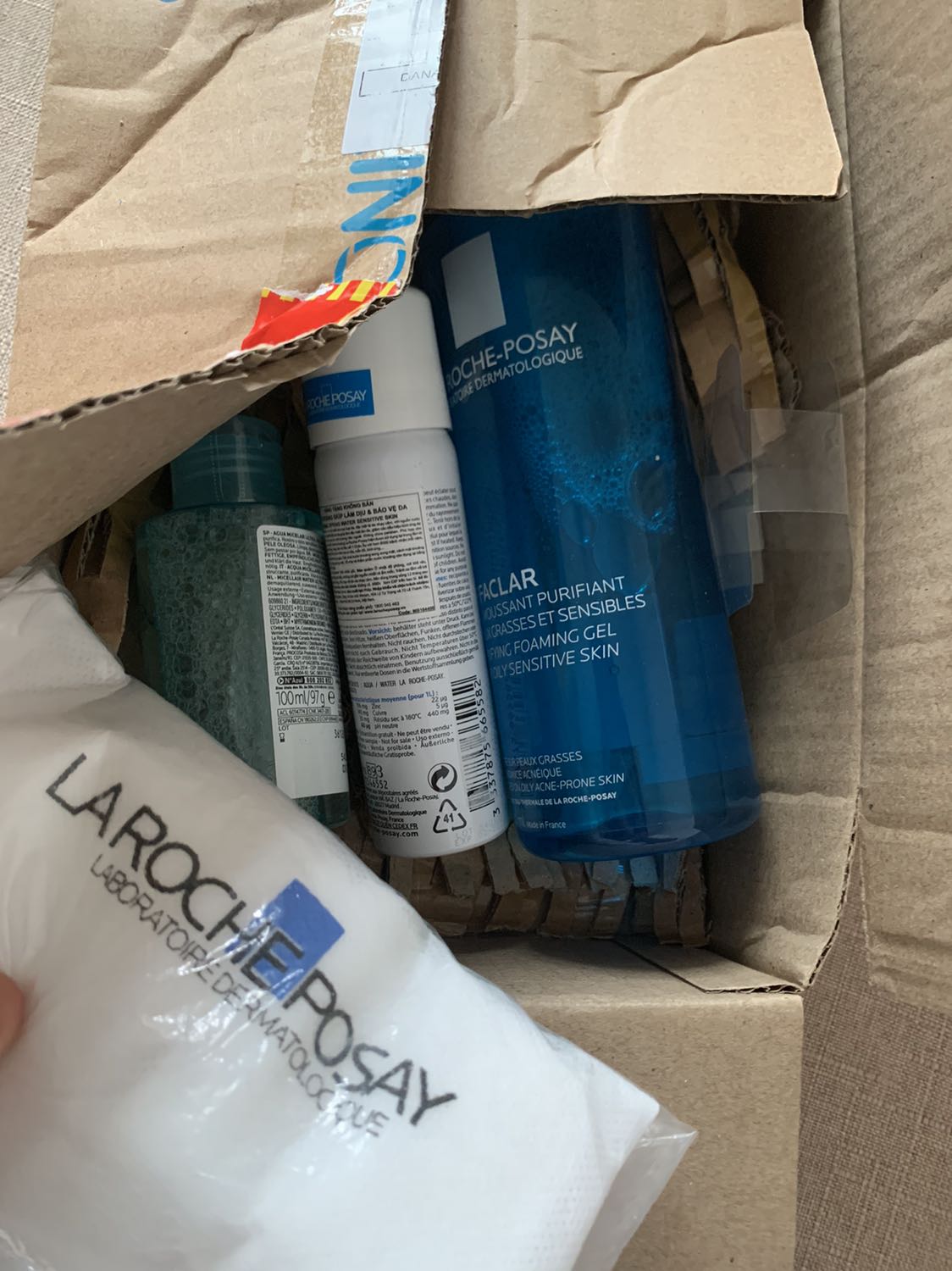 YÊU CẦU XIN ĐƯỢC ĐỔI TRẢ HÀNG NGAY LẬP TỨC!!!
Vì nghĩ đây cũng là 1 Thương Hiệu lớn( chính hãng) nên tin tưởng mà đặt hàng 2 SẢN PHẨM và được quà tặng kèm. Ai ngờ lúc nhận hàng thật sự rất là thất vọng. Lúc khui thì thấy sp nằm không bên trong hộp hàng, k có BAO BÌ sp hay đồ bao bọc tránh các sp bị đổ trong lúc vận chuyển. Check mã vạch thì tìm k ra sp, còn sp thì lại có 2 mã vạch?? Phụ tem thì bị tróc, hạn sử dụng thì bị mờ. Đặc biệt Hình ảnh sản phẩm lúc nhận hàng thì lại k giống với hình ảnh thật chất ở bên shop. Nghi ngờ đây không phải là hàng chính hãng, mong bên TiKi và SHOP có thể phản hồi và hỗ trợ để trả đổi hàng.