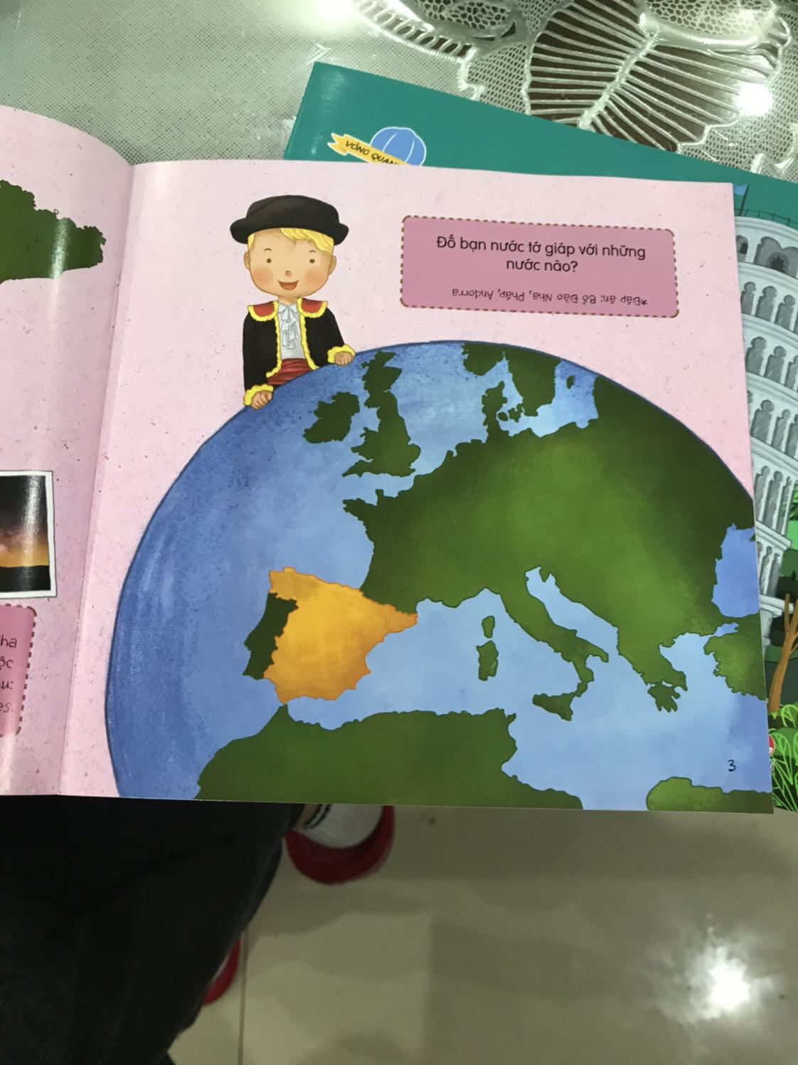 Sách hay. Đầy đủ các nội dung cơ bản về nước đc đề cập. Cuối sách có các câu hỏi tổng hợp lại kiến thức đã đc nêu ở đầu sách. Nên mua nha các bạn. In màu rất đẹp, chữ sz to dễ đọc cho các bé mới biét đọc