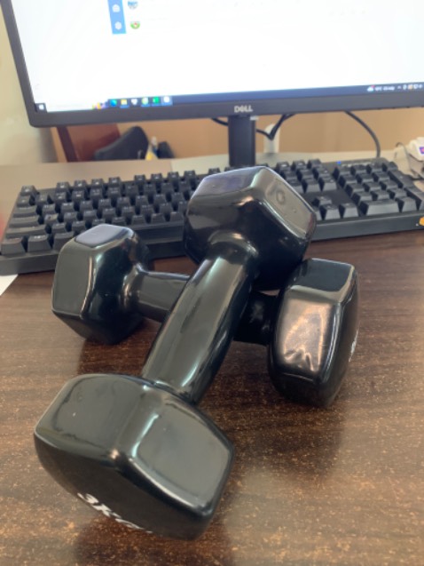 Cầm rất chắc tay và nặng, mình từng tập cục 4 ký nhưng lại có cảm giác nhẹ hơn cục 3 ký này..