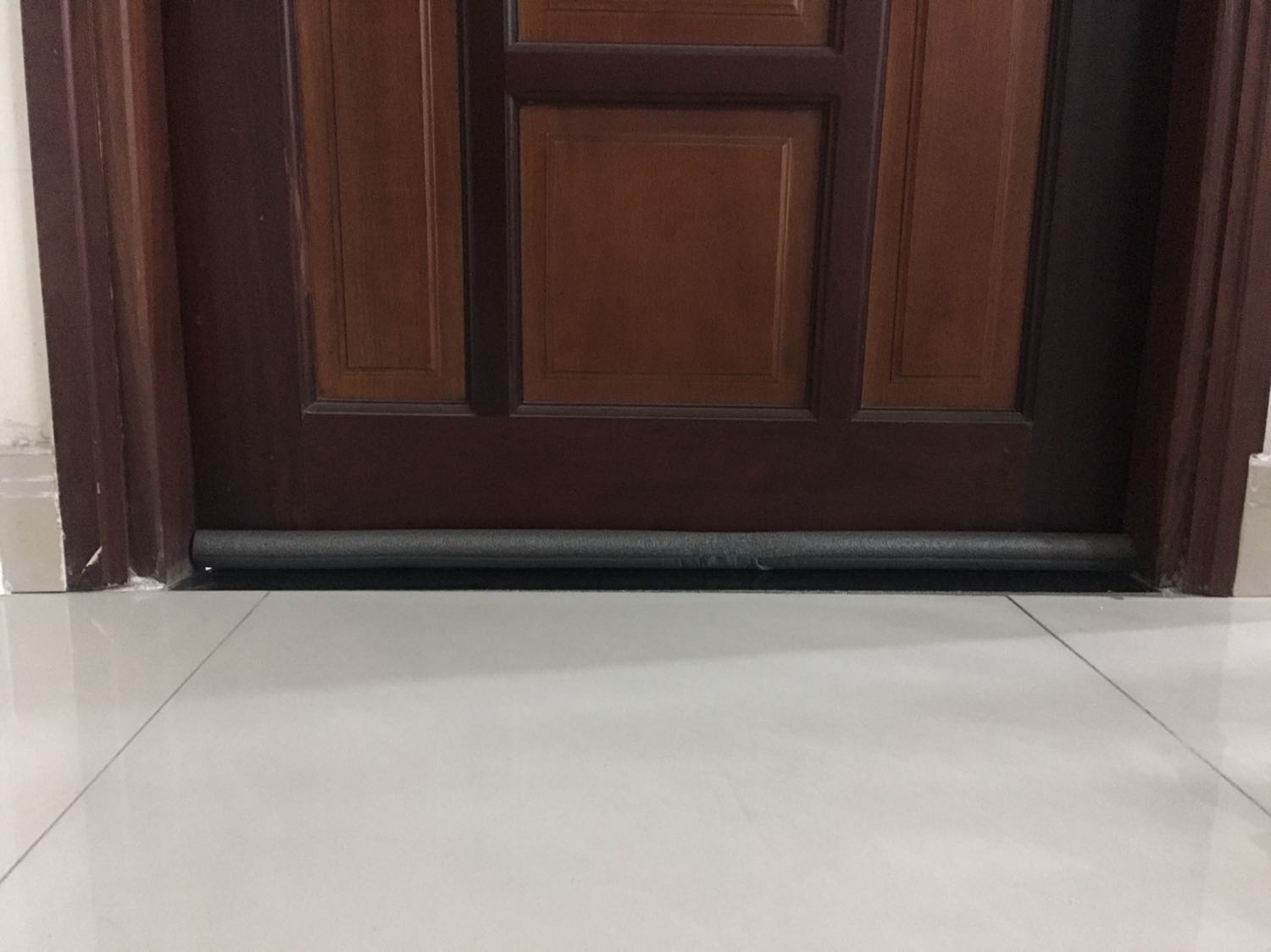 Giao hàng đúng hẹn. Shop cuộn kỹ quá nên bị bung keo xíu xíu. Cách âm ổn áp. Có dịp sẽ mua món khác ủng hộ shop. Cám ơn shop và Tiki !