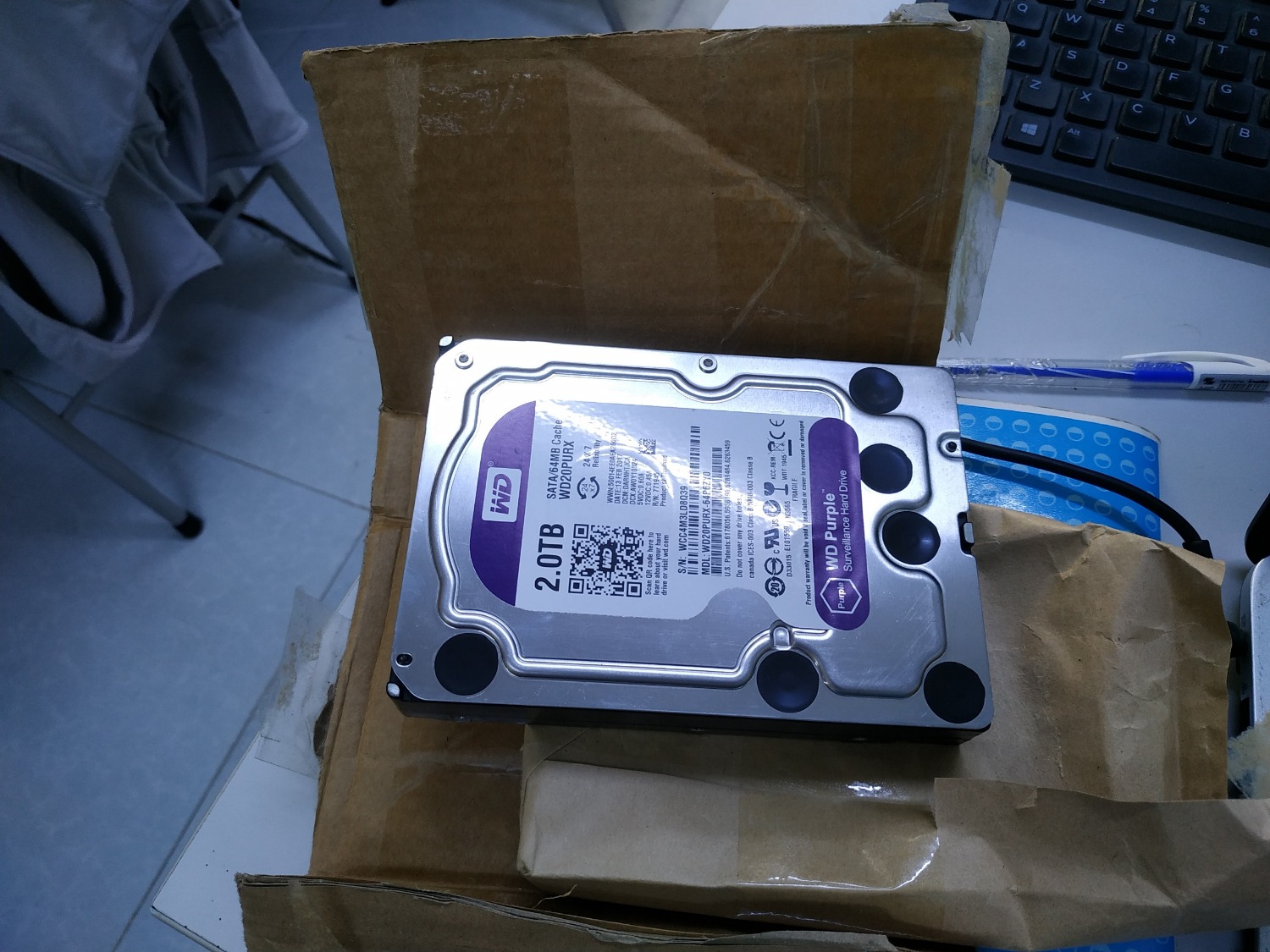 Mình mua hàng này ngày 18/11, phát hiện ra rất nhiều vấn đề
1/ Hàng không có vỏ, bị trầy xước nhiều chỗ ----> nghi ngờ hàng cũ
2/ Trên tem ghi bảo hành chỉ 24 tháng ---> không phải 3 năm giống như ghi nội dung trên website tiki.
3/ Mình check ngày sx thì ổ cứng này sx từ 2013 đến giờ ---> chứng tỏ hàng đã dùng rồi.
Mình có liên hệ CS của TIKI, kiểm tra xong thì báo rằng hàng này bảo hành 24 tháng chứ không phải bảo hành 3 năm như nội dung ghi trên website TIKI.  Thậm chí TIKI yêu cầu mình liên hệ trực tiếp nhà cung cấp để xử lý. Trong khi không có bất kì hướng xử lý nào để bảo vệ KH, mà chỉ đẩy mình tự đi xử lý với NCC. 

Chất lượng TIKI dạo này rất tệ, tệ lắm luôn. Nhìn hình sẽ biết rất rõ. Hiện tại yêu cầu hoàn đơn trả tiền vẫn chưa thấy gì