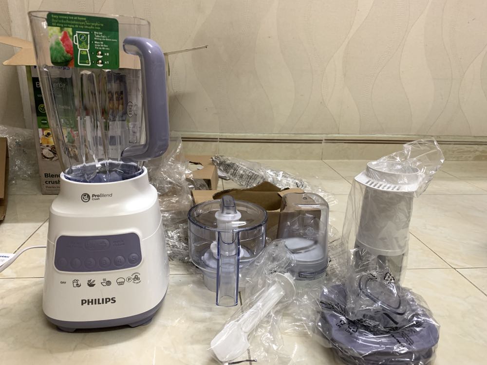 Vài điều về sản phẩm: 
1. Khi lắp cối vào máy ĐÚNG KHỚP (Nghe tiếng cạch) thì bật mới khởi động được, điểm này cũng khá an toàn khi sử dụng. Tuy nhiên, đây cũng là vấn đề mà rất nhiều người như mình đã phải gọi nhờ đến bộ phận hỗ trợ của Tiki, Tks Tiki nhé 😍
2. Nhược điểm: Máy hoạt động mạnh nên gây ra tiếng ồn của máy khá lớn.