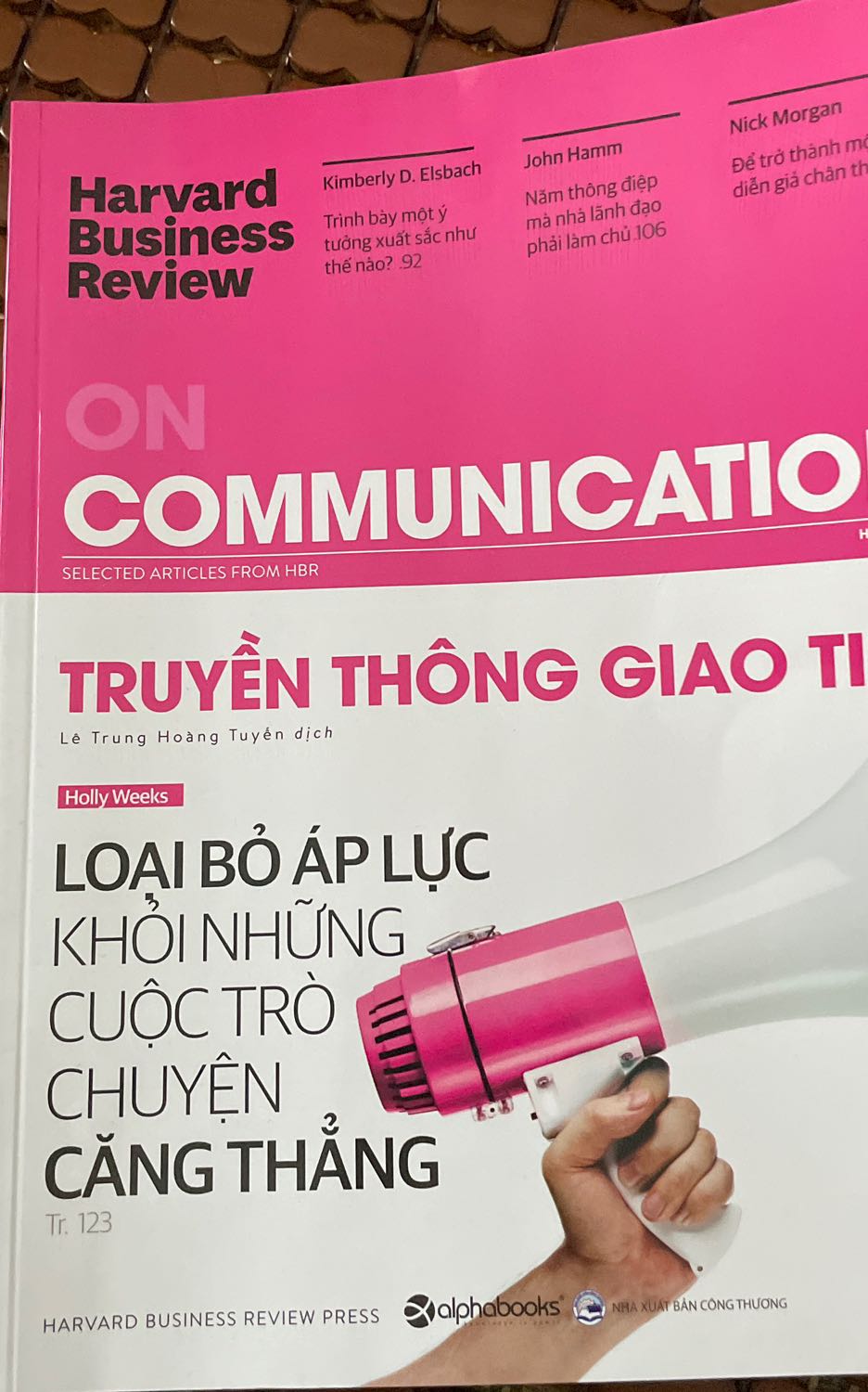 Nội dung có nhiều kiến thức bổ ích. Rất đáng đọc và nâng cao hiểu biết về cách thức truyền thông giao tiếp trong môi trường công sở!