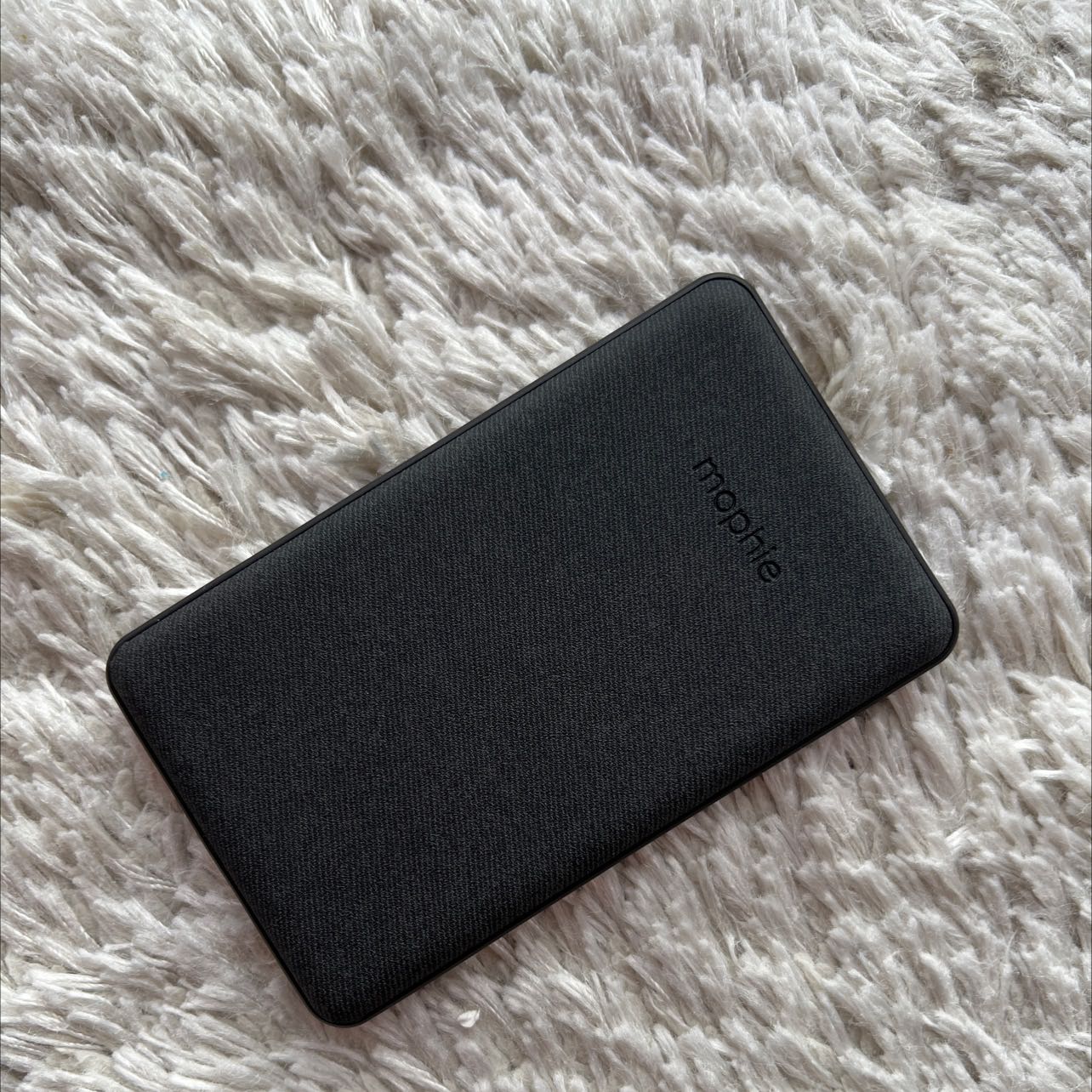 Sản phẩm hoàn thiện tốt. Sạc nhanh và tiện lợi. Chất liệu vải cầm rất dễ chịu