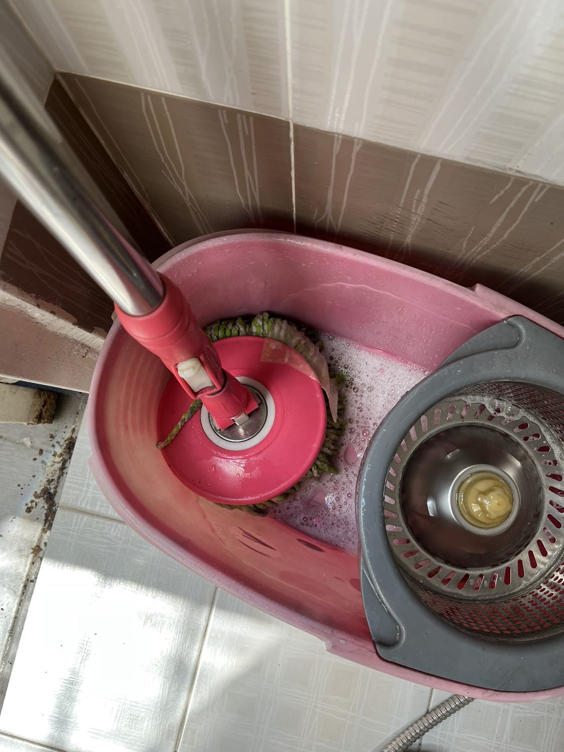 Lần đầu dùng thử sản phẩm loại này vì trước giờ quen dùng nước lau sàn nhưng khá bất ngờ vì cũng tiện và thơm, hết hộp sẽ mua thêm