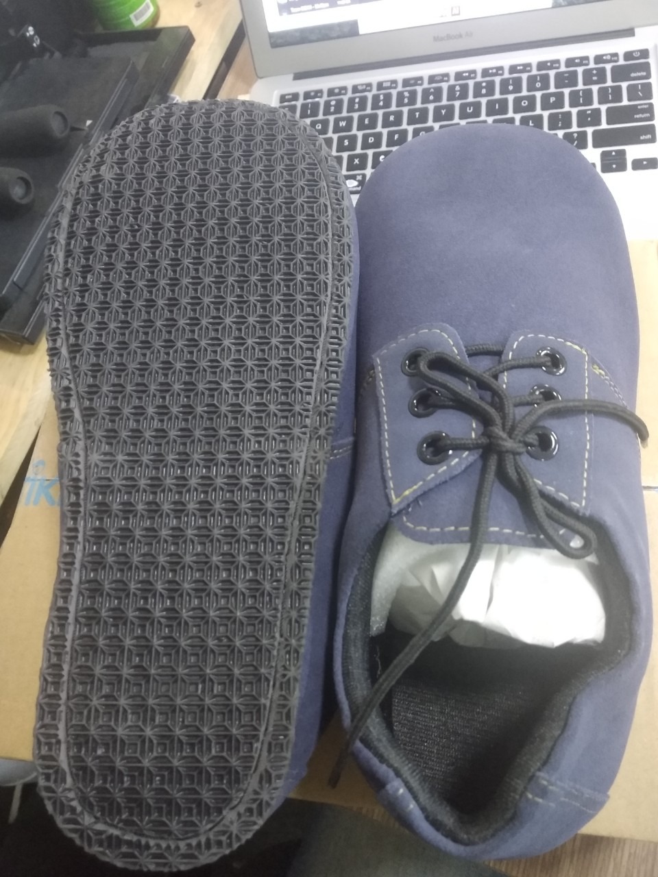 Tiki giao rất nhanh - Sản phẩm được đóng gói cẩn thận và rất vừa chân, đúng như mô tả, rất tuyệt !