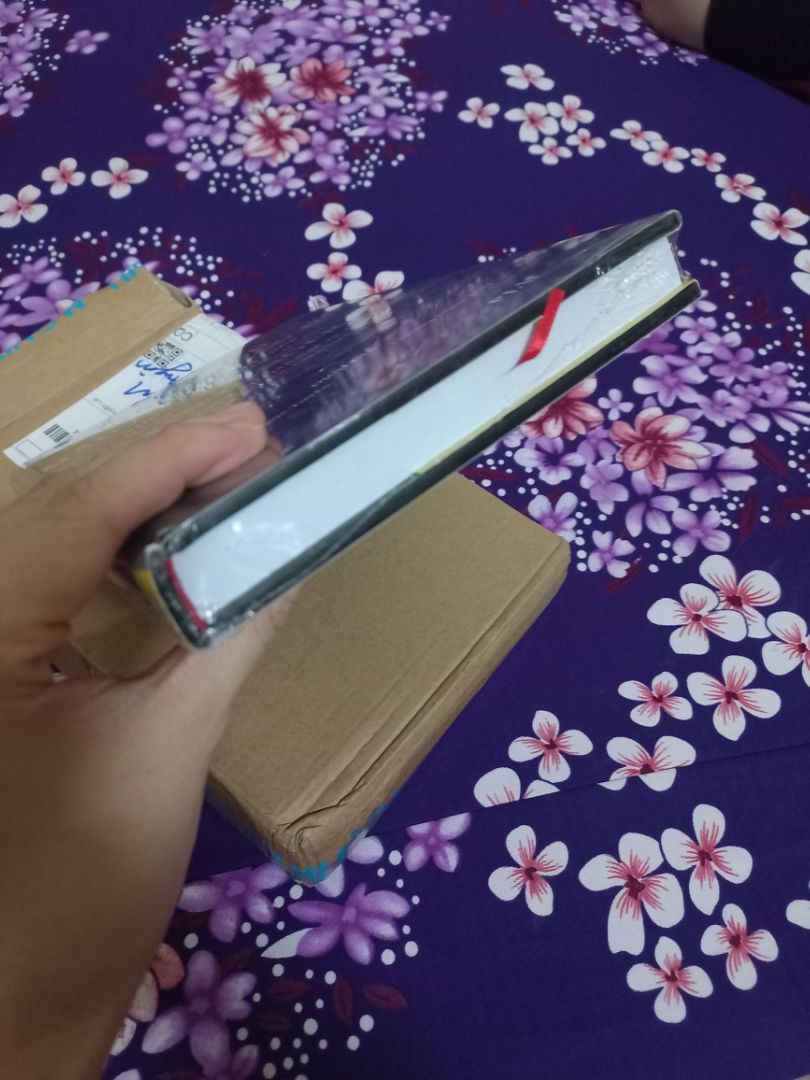 Đầu tiên là sách được bao bọc kỹ, bìa cứng, mình mới đọc được vài trang đầu thôi nhưng chắc là 1 cuốn sách hay... 1 khi đã thích và muốn học hỏi thì mình thấy mỗi cuốn sách sẽ mang lại giá trị khác nhau.