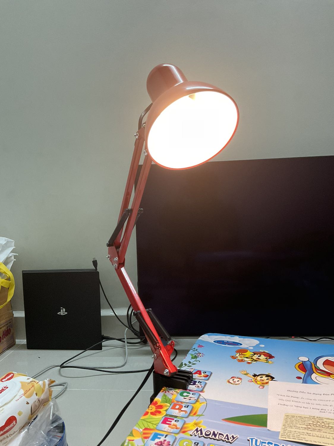 Điểm mạnh: giao hàng nhanh, lắp ráp dễ dàng, bao bọc khá cẩn thận. Có hướng dẫn sử dụng và thẻ bảo hành nhưng mình nghĩ ko dùng tới. Ánh sáng đèn tương đối sáng. Giao đúng màu và các chi tiết được gói cẩn thận. Nhìn chung khá hài lòng.
Điểm "chưa" mạnh: hàng lưu kho nên bụi nhiều, mong Tiki lưu ý. Thứ hai, bóng đèn kèm theo là đèn vàng, mình prefer ánh sáng trắng nên phải ra tiệm điện mua lại bóng rồi.