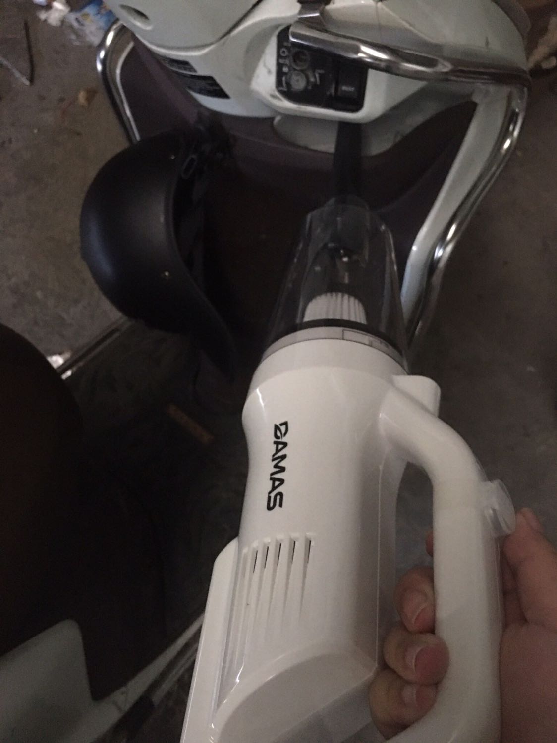 Máy hút bụi nhỏ gọn ghê, nhiều phụ kiện đi kèm, hút được cả những góc của xe máy luôn. Rất thích máy này