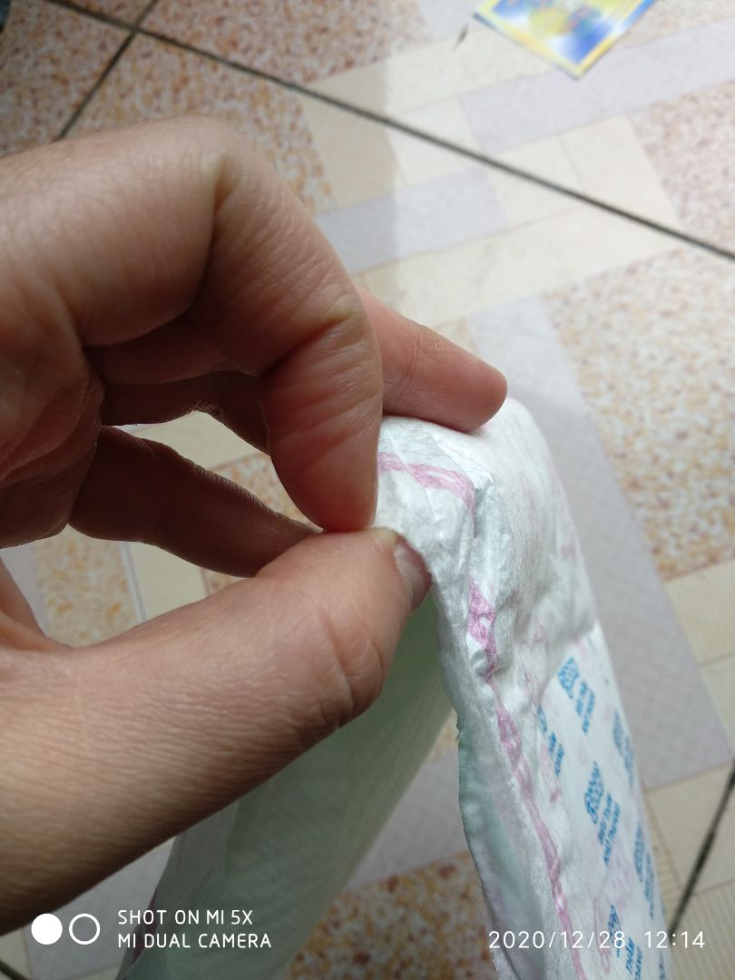 miếng lót thấm hút khá tốt. tuy nhiên thi thoảng hạt gel bị bung ra ngoài để lại li ti trên da bé. mua hàng tiki nên khá yên tâm miếng lót thấm hút khá tốt. tuy nhiên thi thoảng hạt gel bị bung ra ngoài để lại li ti trên da bé. mua hàng tiki nên khá yên tâm