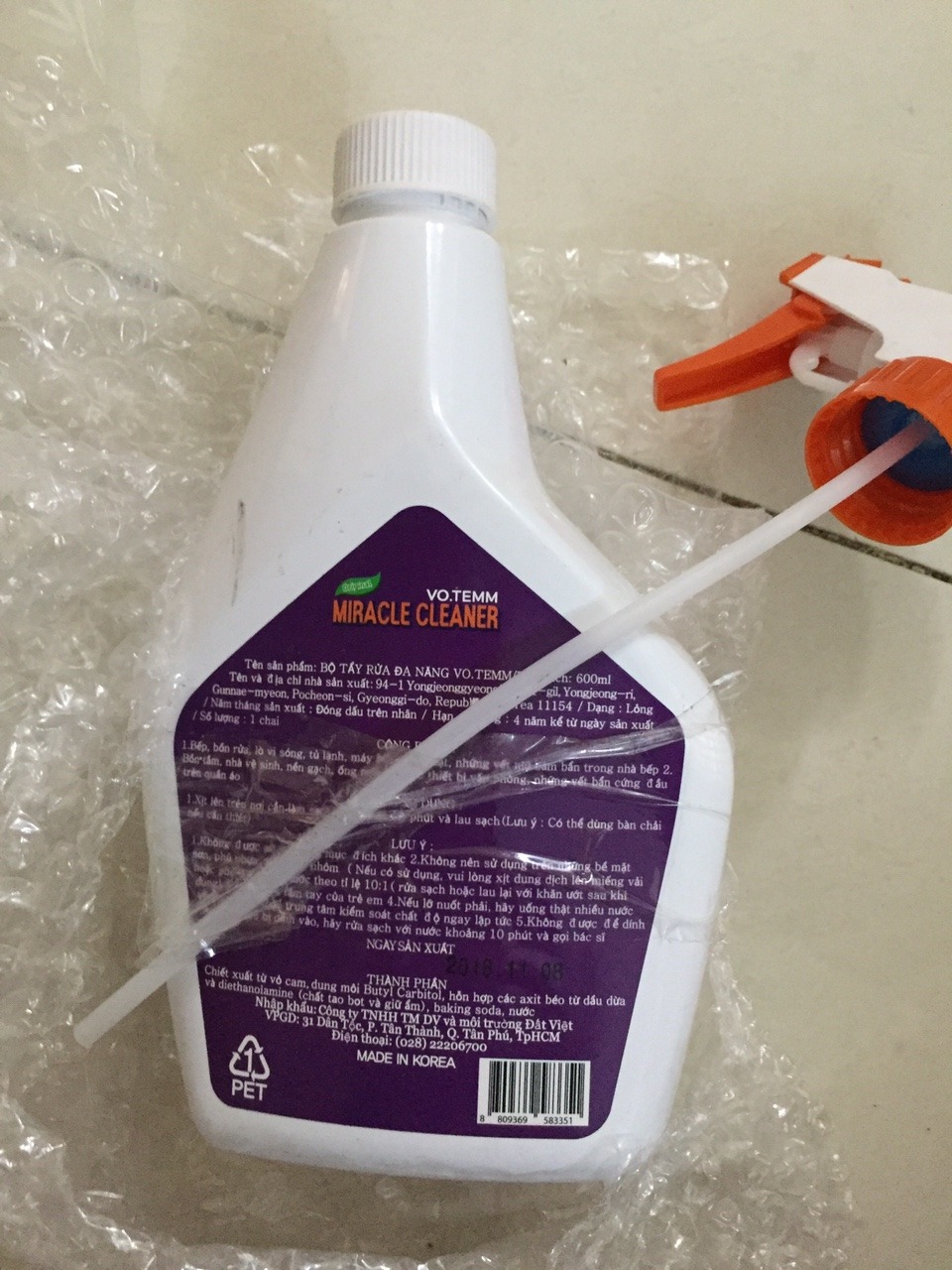 Đã dùng chai xịt tẩy Votemm này và có ý kiến như sau:
- Chai xịt như hình, có cái vòi xịt đi kèm, có hướng dẫn sử dụng tiếng Việt do hàng nhập khẩu
- Xịt vào vết bẩn và chờ vài phút và cọ sơ thì kết quả bất ngờ thật, vết ố vàng trên chảo, nồi tự trôi ra
- Mùi thì thơm nhẹ, thấy ghi là nguyên liệu tự nhiên nên cũng yên tâm, hài lòng về sản phẩm
- Tiki giao hàng nhanh, đóng gói cẩn thận, dịch vụ rất tốt