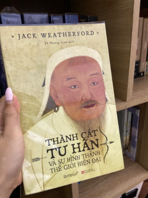 Cuốn hút vô cùng luôn. Giọng văn súc tích gãy gọn, có những lúc mình trầm trồ vì sự thông minh, những tư tưởng cấp tiến so với thời đại của người Mông Cổ vô cùng, đặc biệt là TCTH. Lúc khác lại trầm lắng và hoang hoải vì tiếc nuối cho sự suy tàn của một đế chế to lớn trải dài từ Á sang Âu này. 
Tuy nhiên nội dung k quá nhiều nên nếu muốn tìm hiểu kỹ hơn về Mông Cổ, mình nghĩ cần đọc thêm nhiều cuốn sách khác. 
Tiki đóng gói rất chỉn chu, mua Tiki trading nên có thêm dv bookcare 👍🏻👍🏻