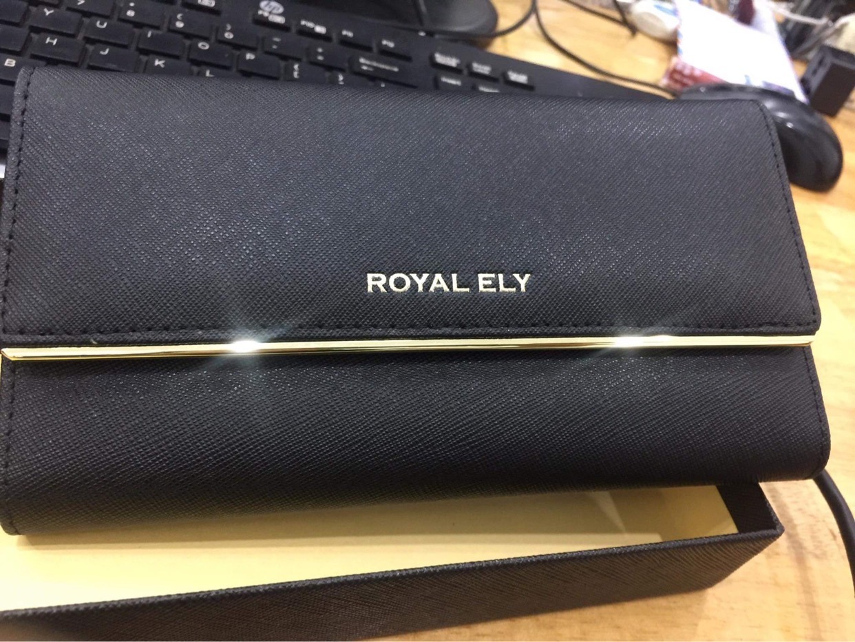 Giao hàng nhanh , mở gói hàng ra mà quá ư là bất ngờ, ví được đụng trong hộp sịn sò, dược bọc mấy lần túi
Ví nhiều ngăn dã man, rộng hơn so với cái ví trước của mình, mình còn để được cả điện thoại :)) Giao hàng nhanh , mở gói hàng ra mà quá ư là bất ngờ, ví được đụng trong hộp sịn sò, dược bọc mấy lần túi
Ví nhiều ngăn dã man, rộng hơn so với cái ví trước của mình, mình còn để được cả điện thoại :))