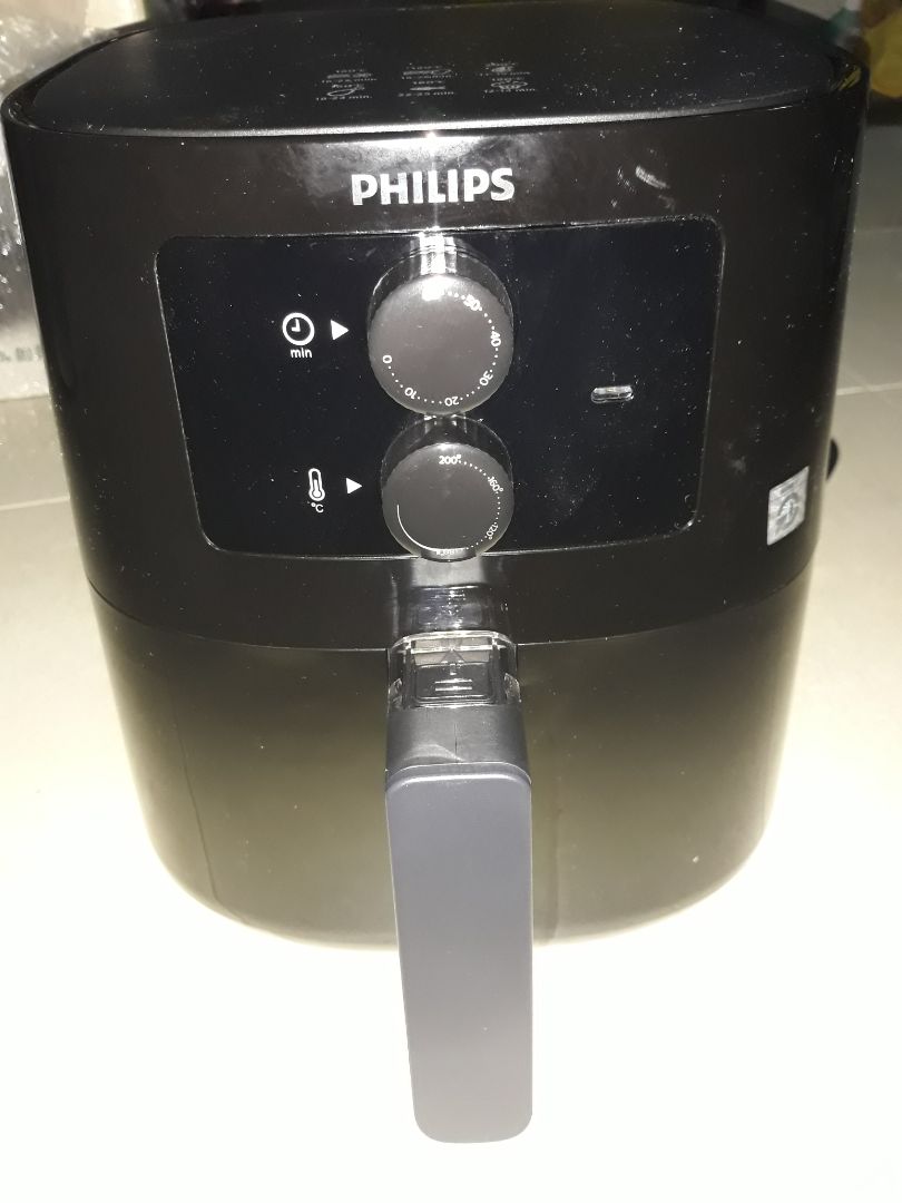 hàng giao đúng mô tả kèm phiếu bảo hành. hàng xuất xứ thái lan. nhìn chung về tỏng quan thì nồi ổn, chỉ có nhược điểm là dây điẹn quá ngắn và không thể tháo rời hay thu gọn. lần đầu khử mùi cho nồi thì mùi nhựa rất nhièu, kèm nồi gây tiếng ồn. Vỏ ngoài dễ bám bụi. sau khi khử mùi xong, mình làm thử bò lá lốt thì thấy sản phẩm làm ra ổn. không khô, không ngấy dầu. nồi lúc này cũng không qua ồn như lần đầu khử mùi