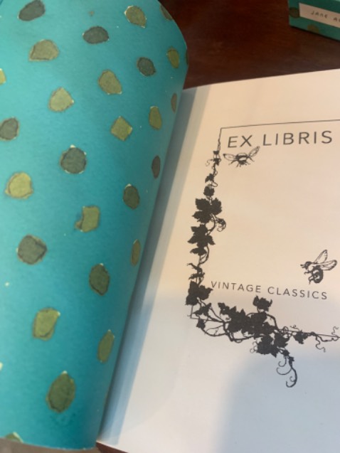 Sách bọc kĩ. Bìa rất vintage. Cầm như 1 cuốn sổ tay, ko sợ lỗi thời. Giấy nhẹ, chữ dễ đọc. Tiếc là ko đủ bộ. Giao rất nhanh, mình đặt trưa mà tối đã giao rồi ko cần đợi mấy ngày. Sách bọc kĩ. Bìa rất vintage. Cầm như 1 cuốn sổ tay, ko sợ lỗi thời. Giấy nhẹ, chữ dễ đọc. Tiếc là ko đủ bộ. Giao rất nhanh, mình đặt trưa mà tối đã giao rồi ko cần đợi mấy ngày.